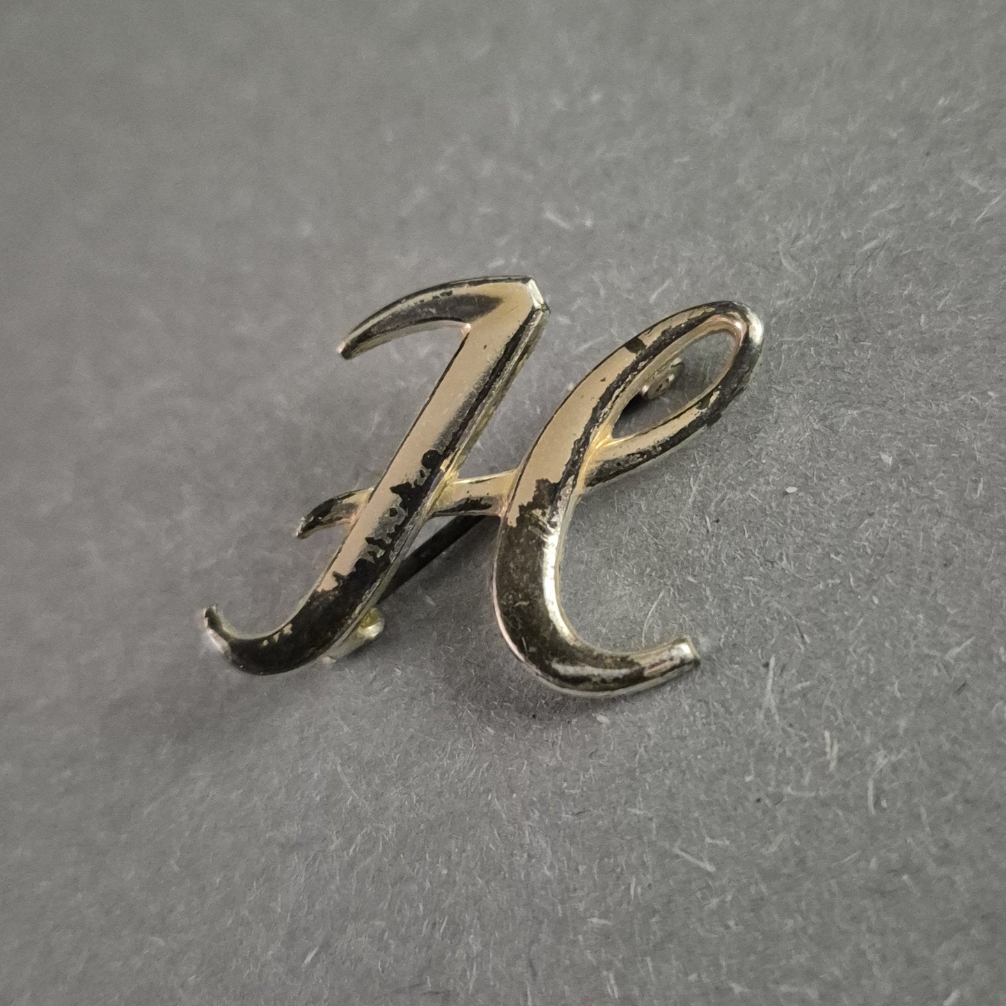 Vintage Brosche "H" – Elegante Initialen-Brosche in Silberoptik