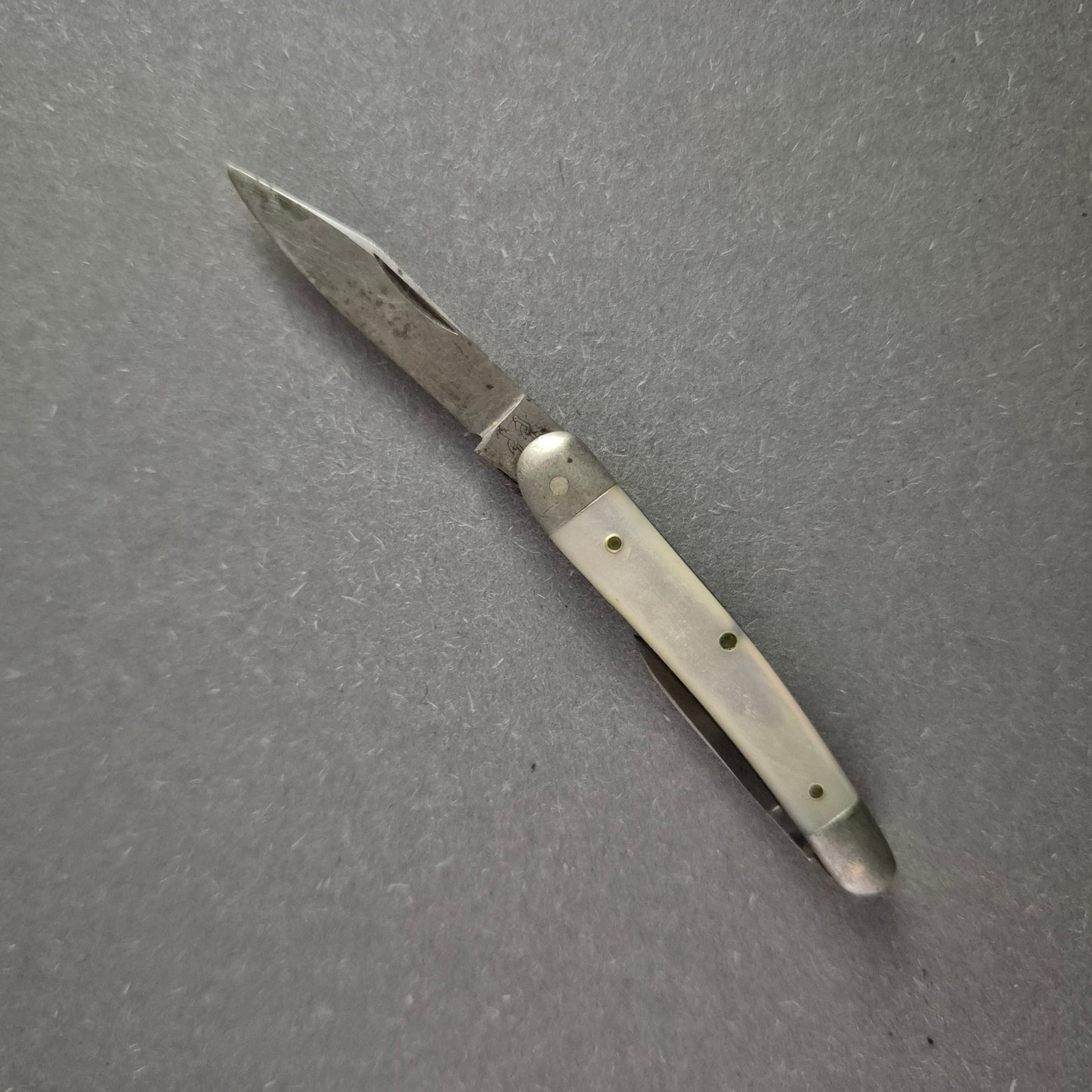 Antikes Taschenmesser – Elegantes Design mit Perlmuttgriff