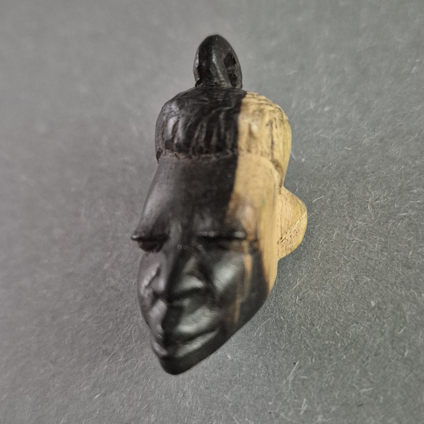 Handgeschnitzter Holzanhänger – Afrikanische Kunst mit einzigartiger Patina