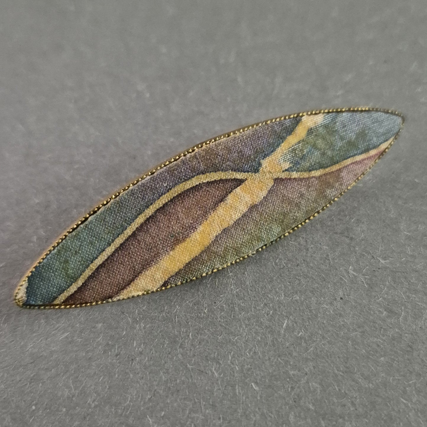 Vintage Brosche mit Stoffeinlage – Jugendstil inspiriertes Design