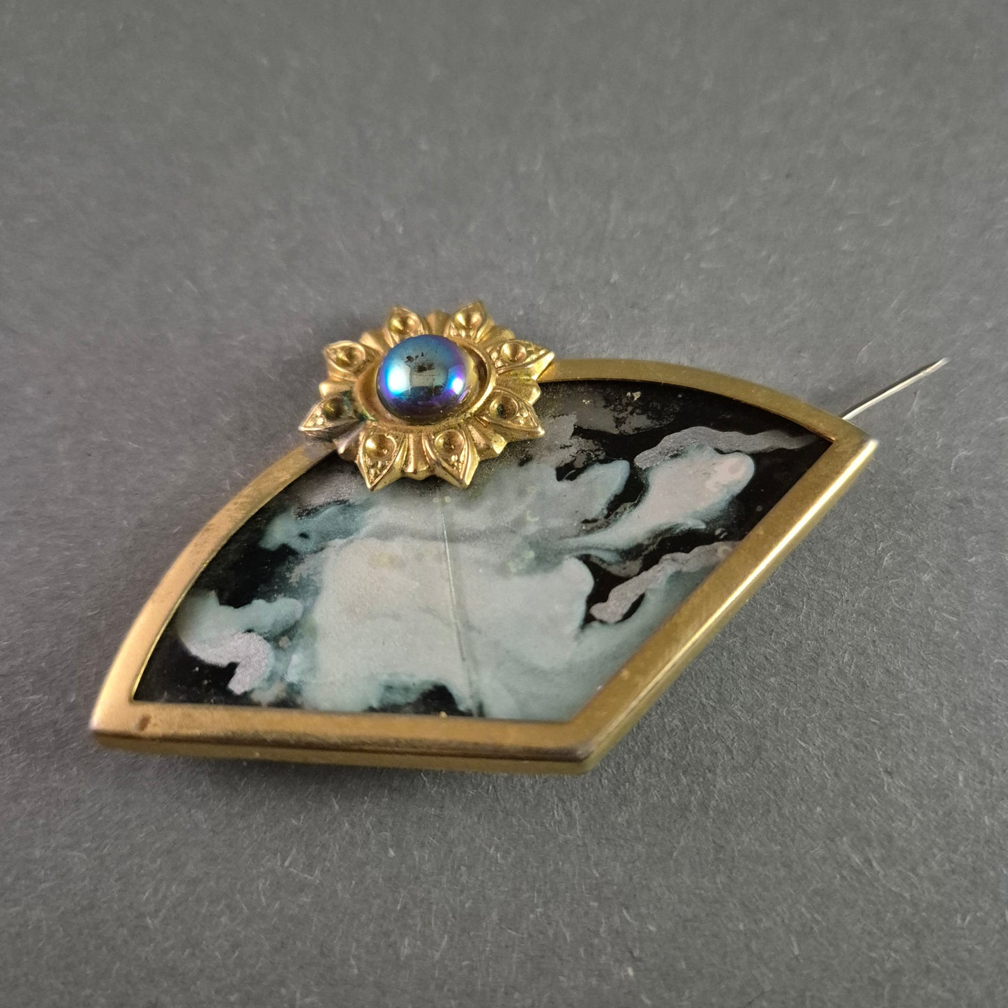 Exklusive Vintage-Fächer-Brosche mit kunstvollem Design