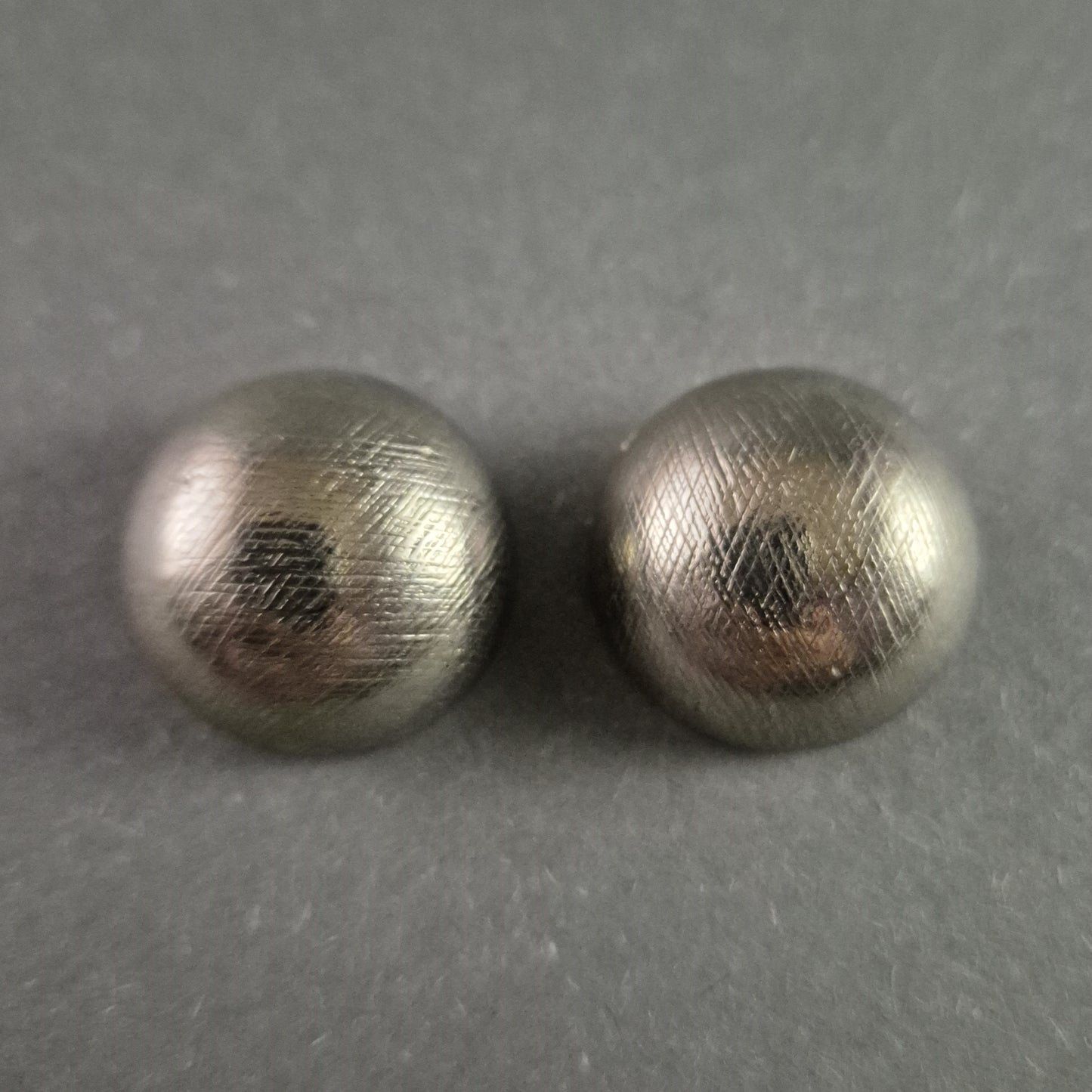 Vintage-Clip-Ohrringe in gebürstetem Silberlook – Klassischer Stil