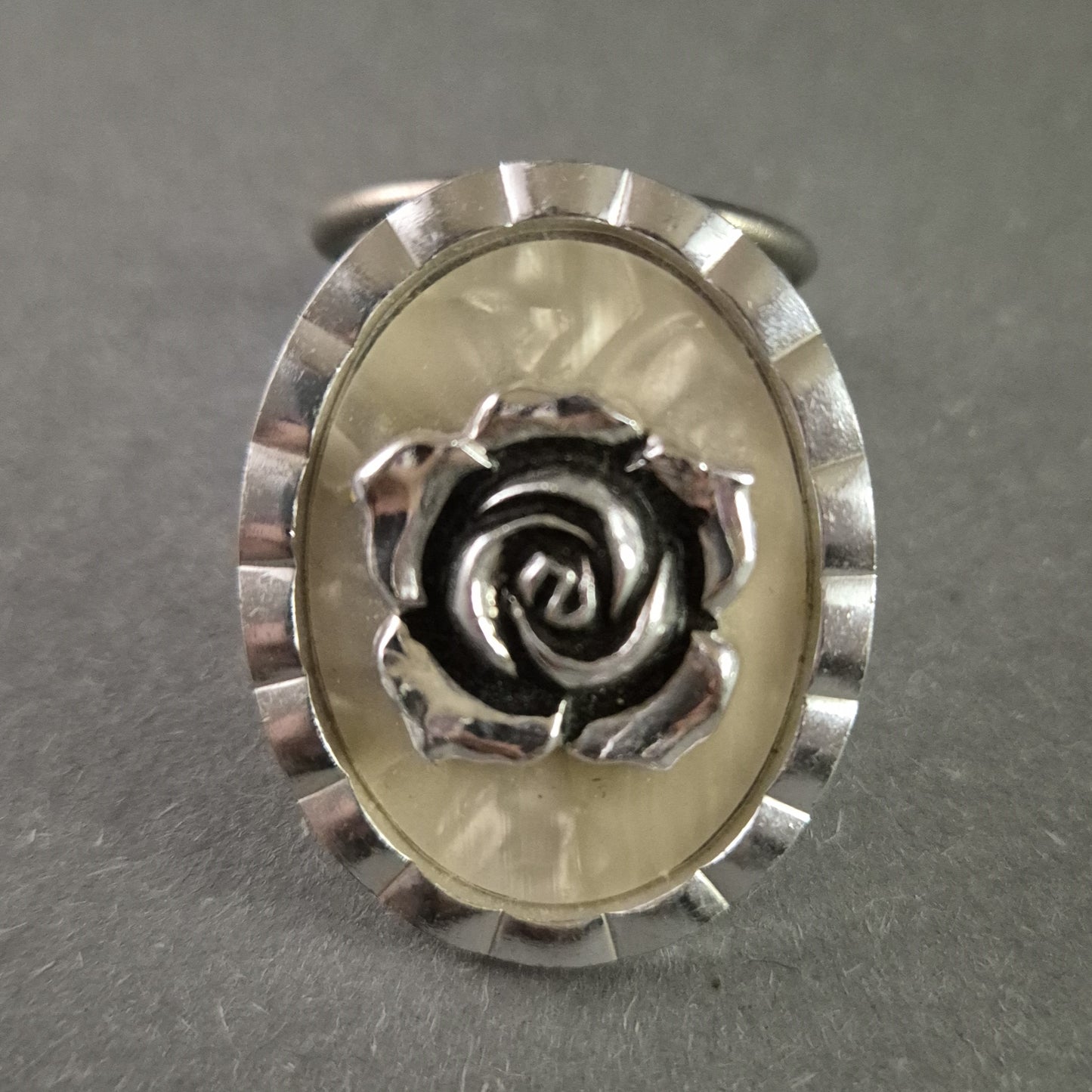 Vintage-Clip mit silberner Rosenverzierung – Romantisches Design