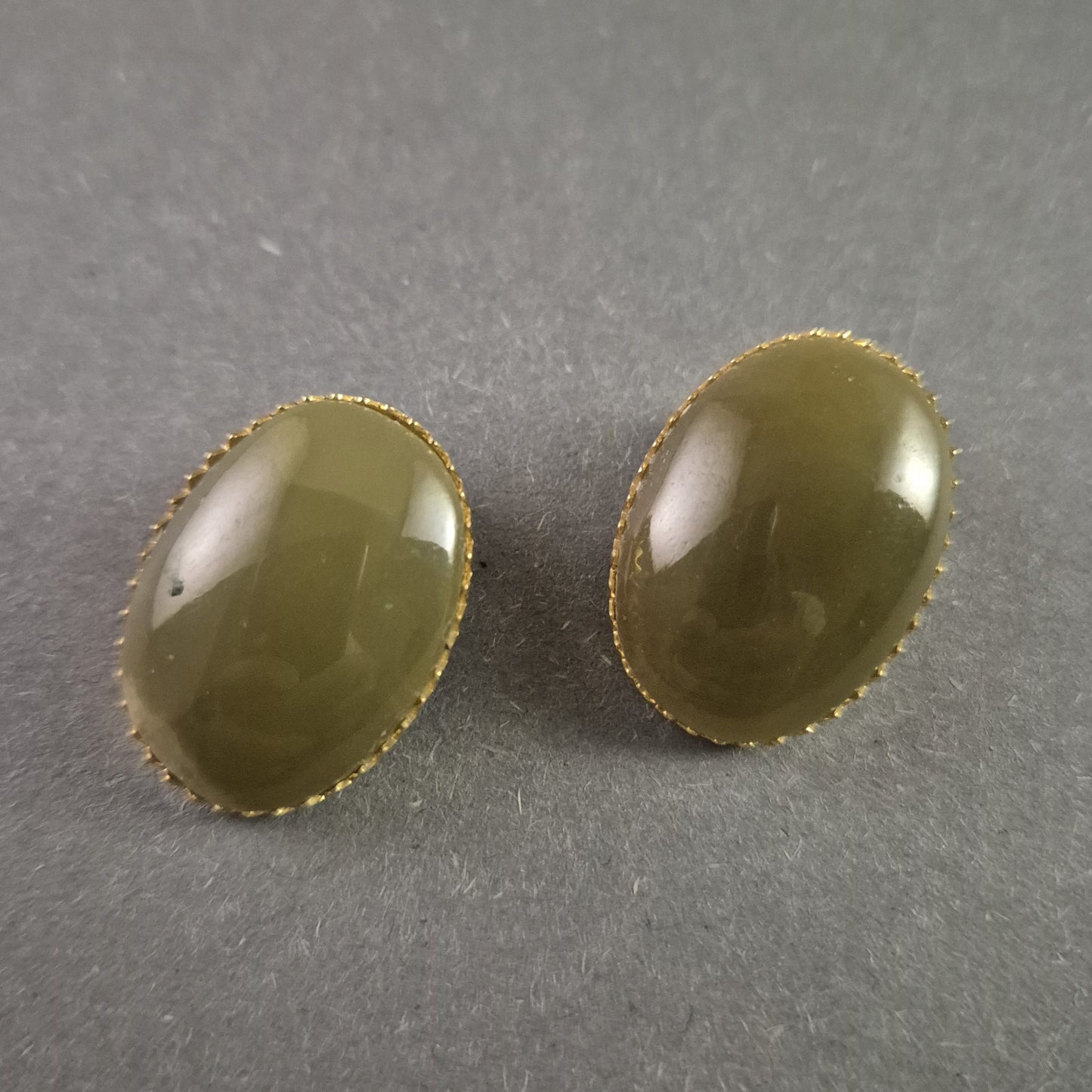 Elegante Vintage-Clip-Ohrringe mit grünen Cabochon-Steinen