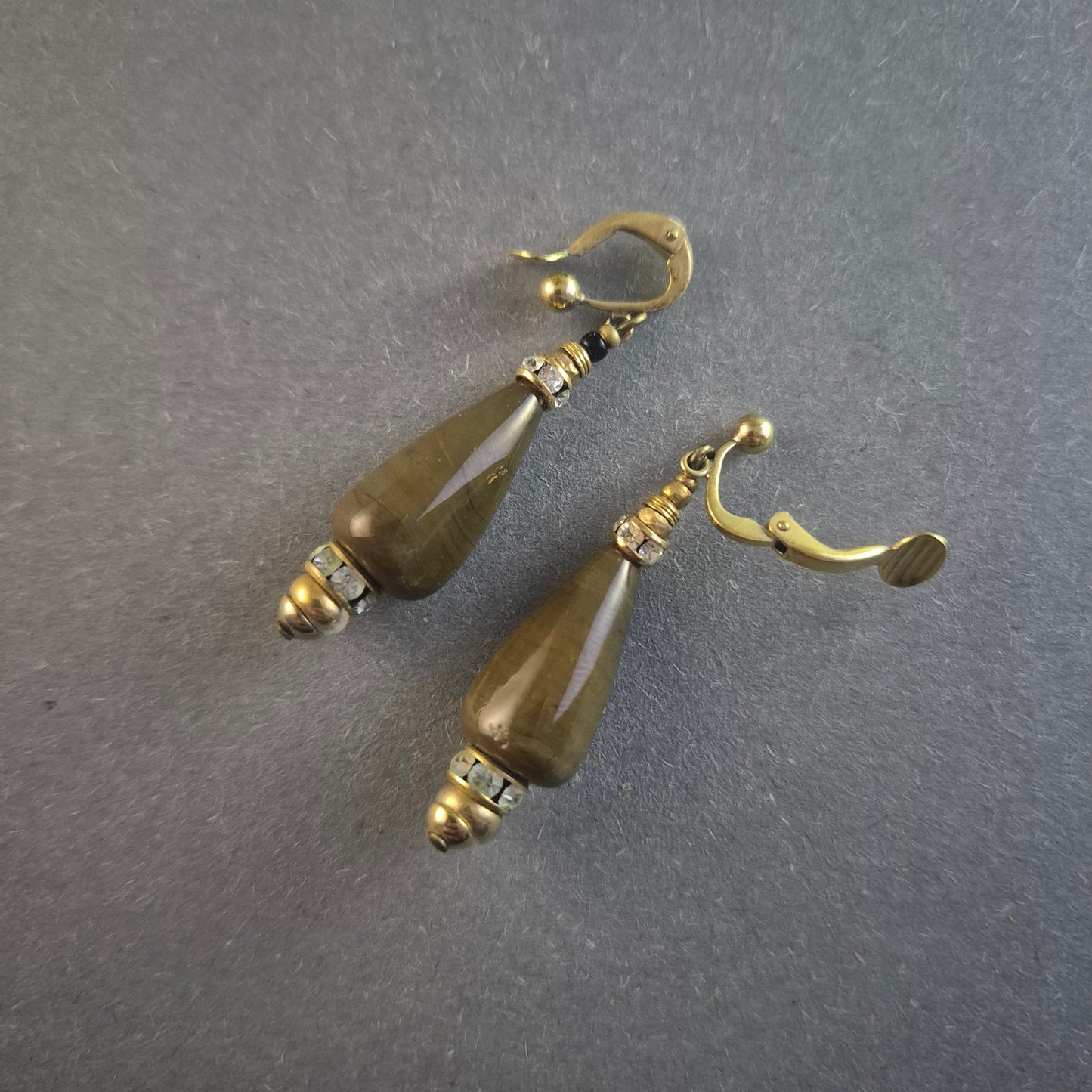 Elegante Vintage-Ohrhänger mit Tropfenperlen und Strassdetails