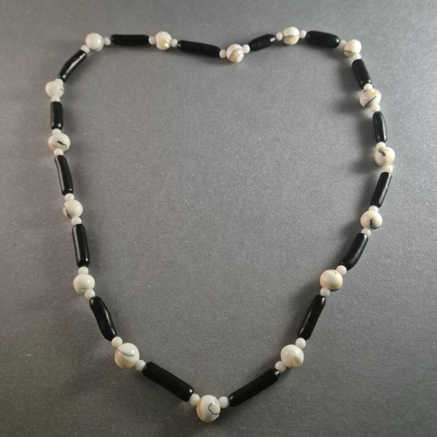 Natürliche Muschel- und Holzperlenkette – Stilvolles maritimes Design