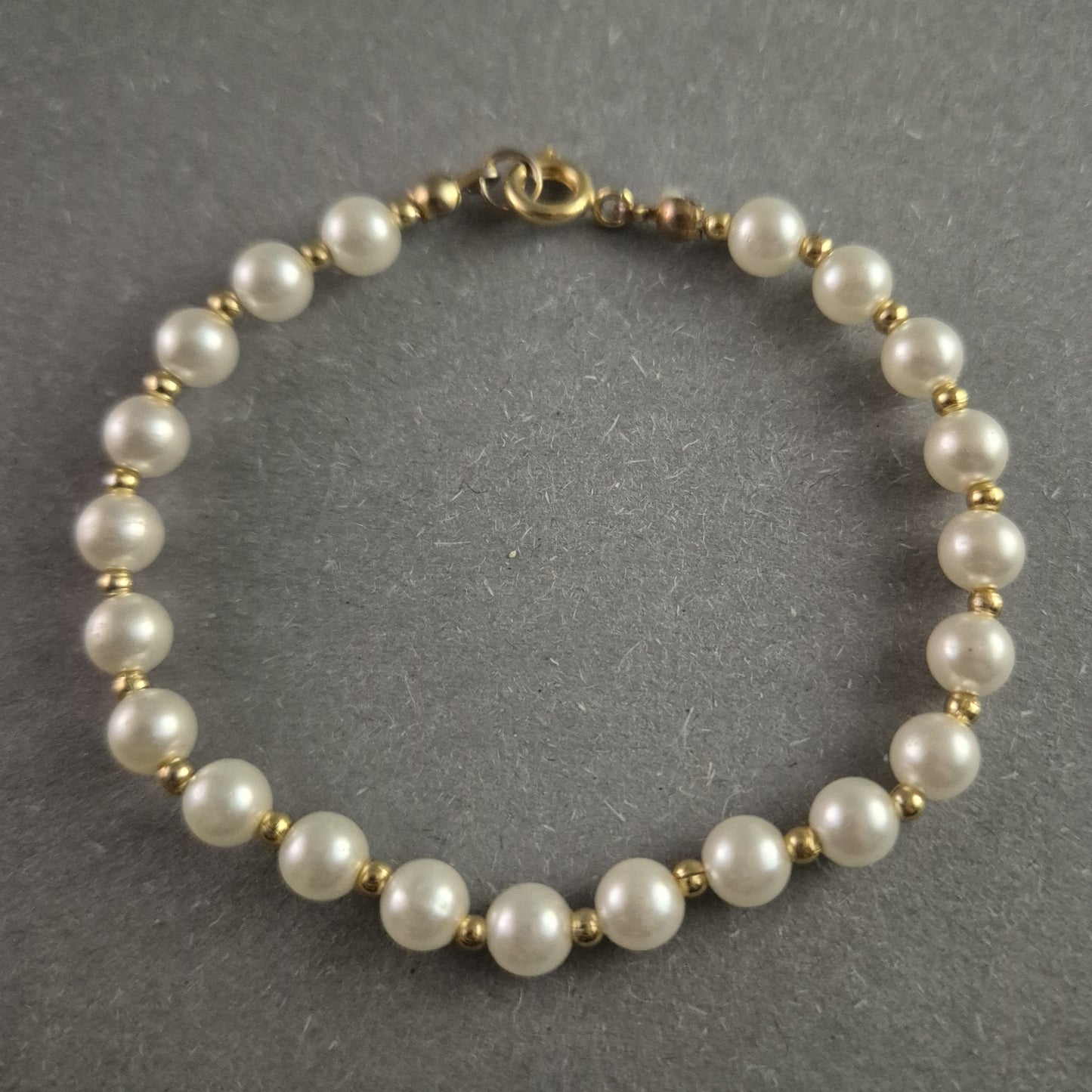 Klassisches Perlenarmband – Eleganz mit goldfarbenen Akzenten