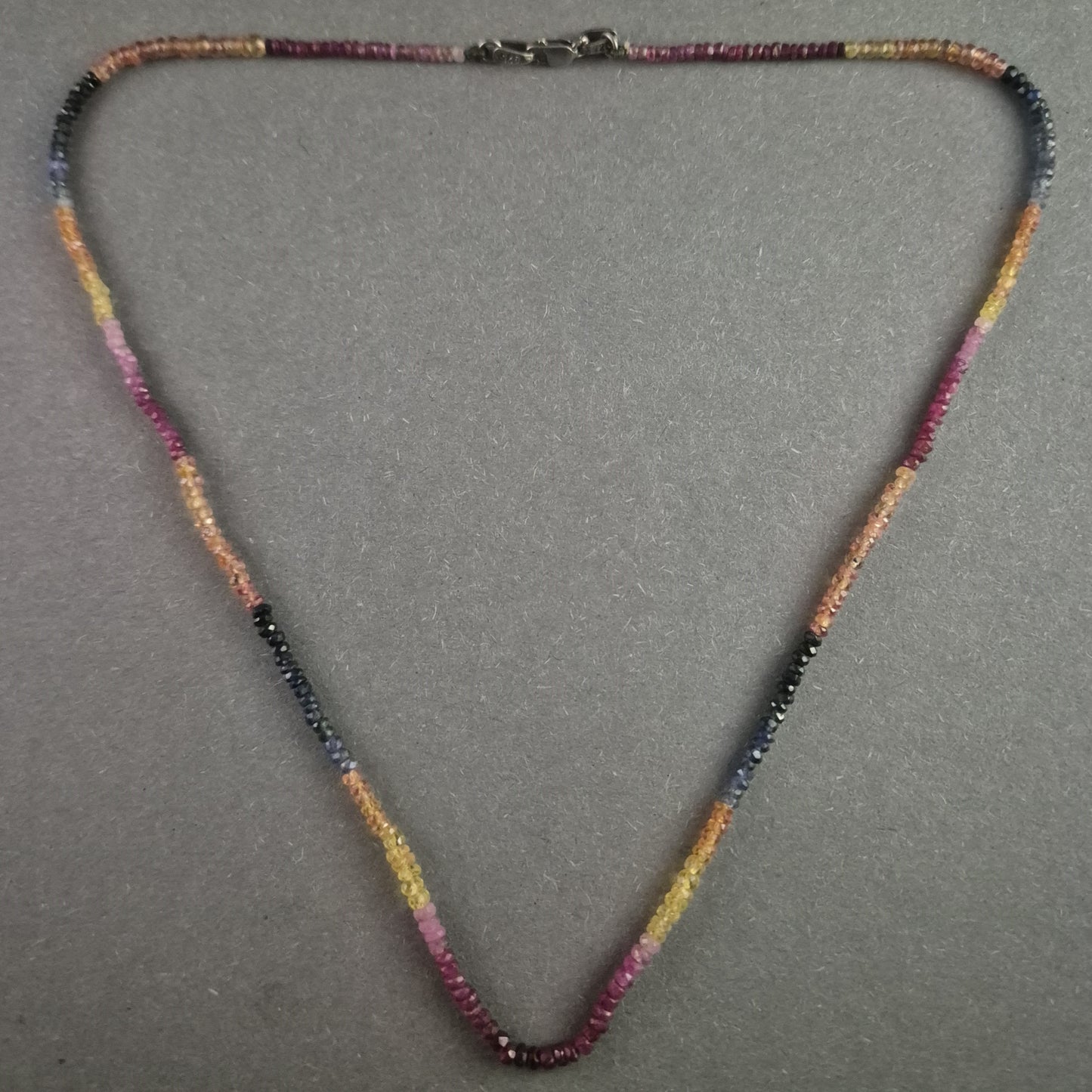 Feine Saphir-Kette in Regenbogenfarben mit 925er Silberverschluss