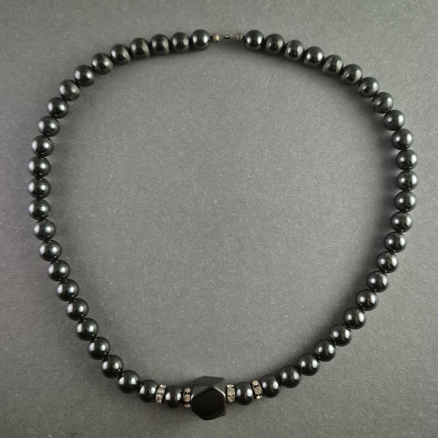 Elegante Hämatit-Perlenkette mit funkelnden Strass-Details
