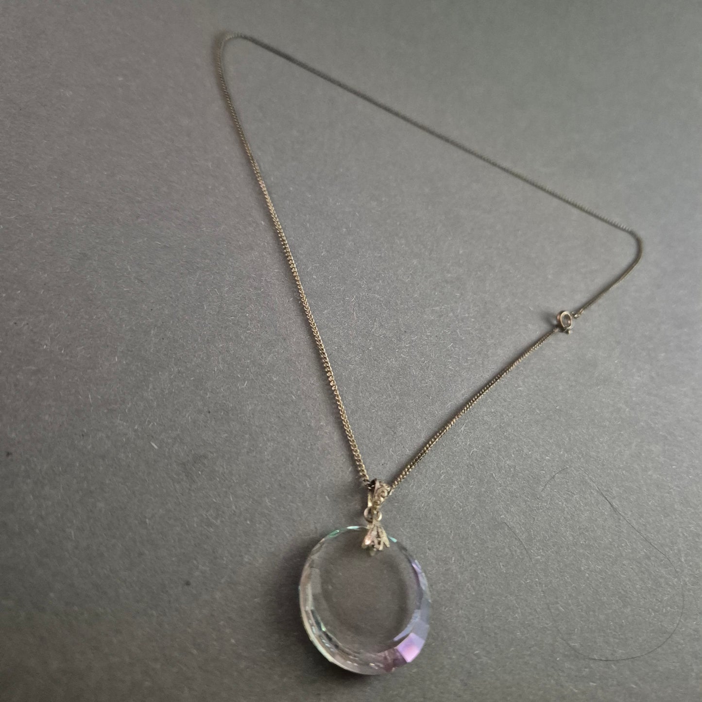 Vintage Kristall-Anhänger mit filigraner Silberkette – Eleganz in Lichtreflexen