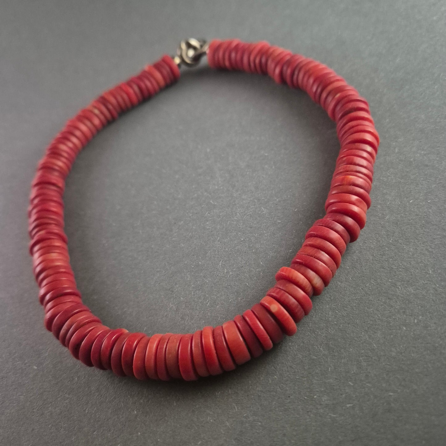 Antikes Korallenarmband mit Silberverschluss – Zeitlose Eleganz