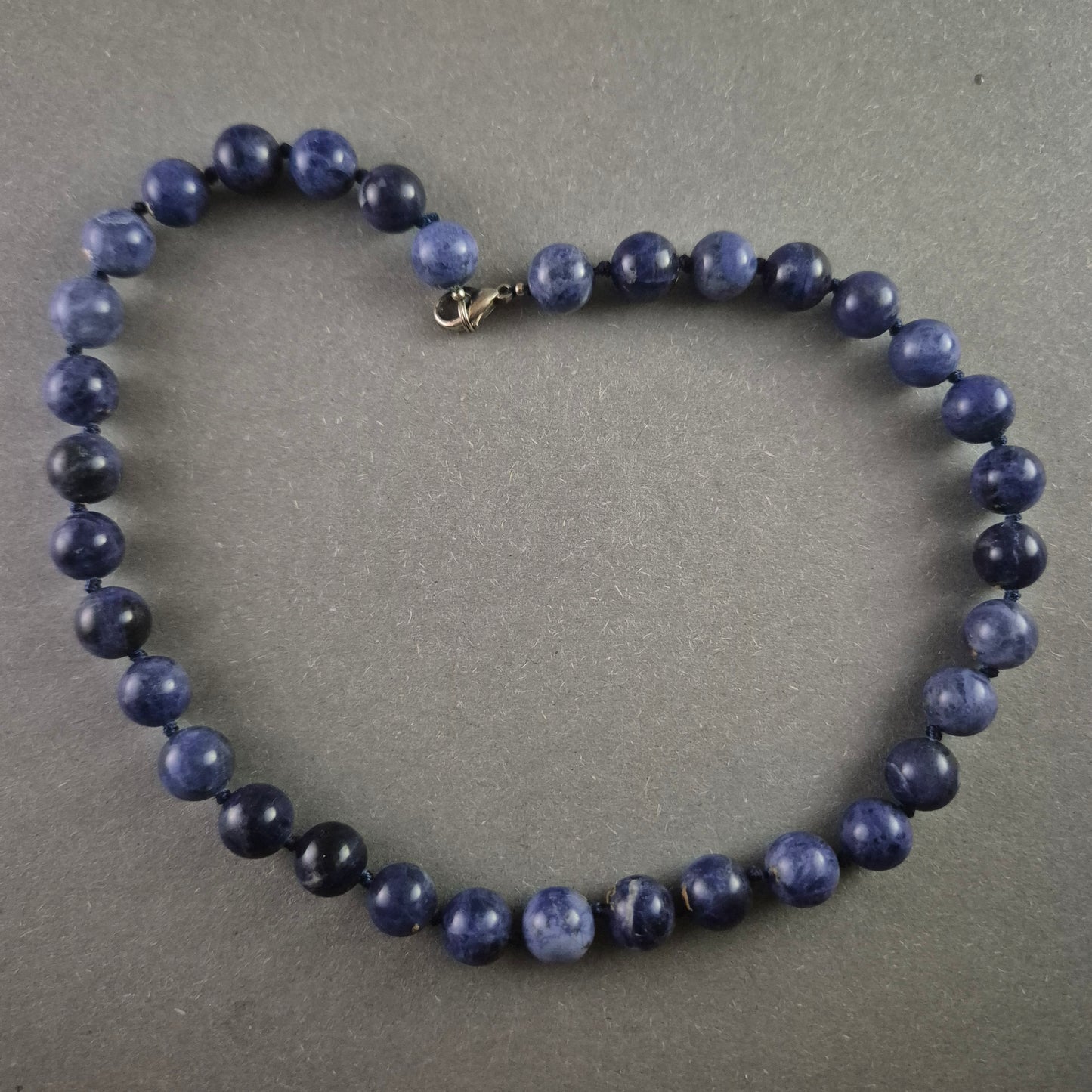 Edle Vintage-Kette mit blauen Natursteinperlen – Stilvolle Eleganz