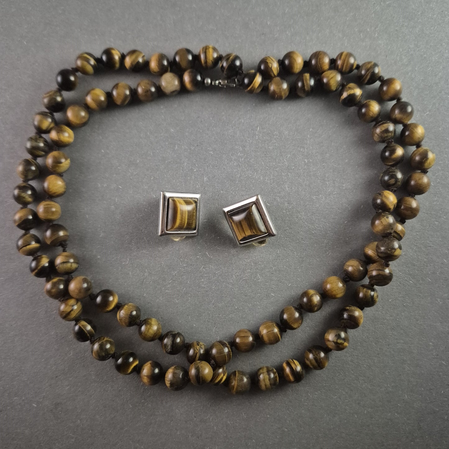 Vintage Schmuckset – Tigereisen-Cabochons mit Halskette & Clip-Ohrringen