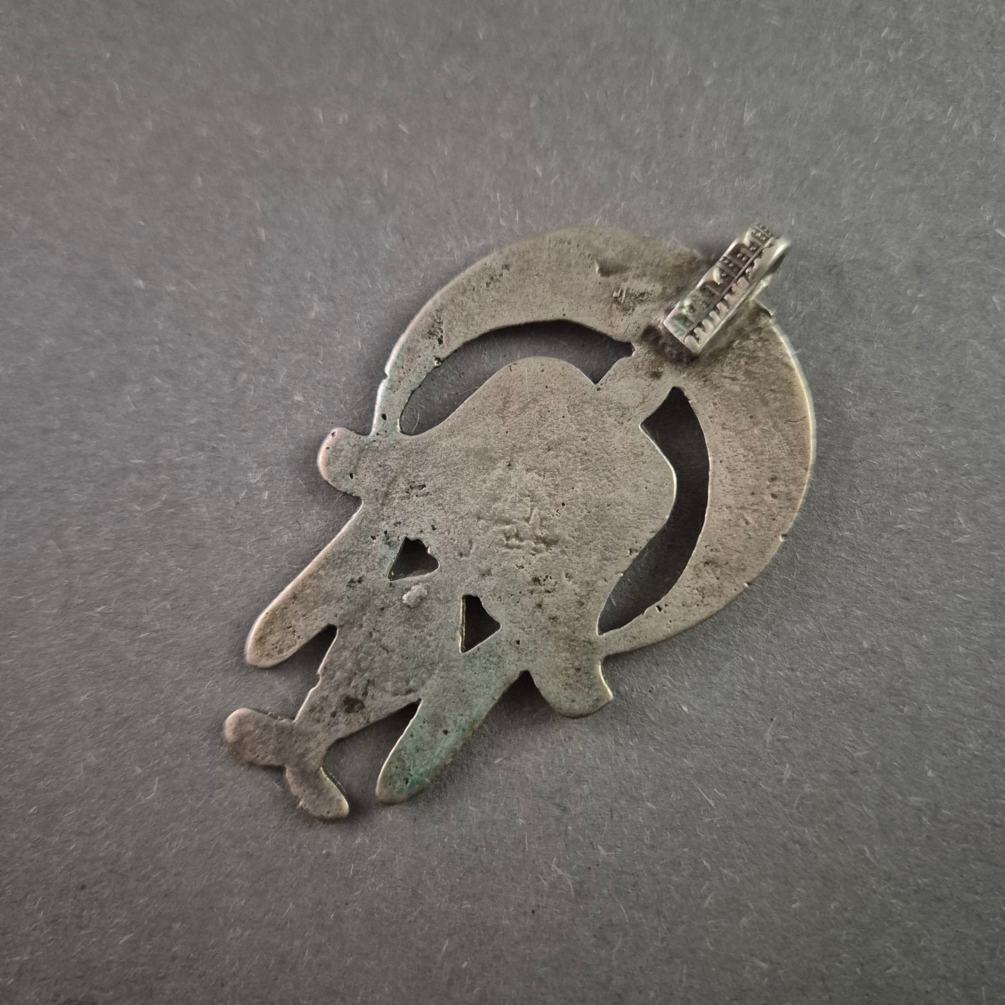 Antiker Hamsa-Anhänger – Handgefertigtes Schutzsymbol mit filigraver Gravur