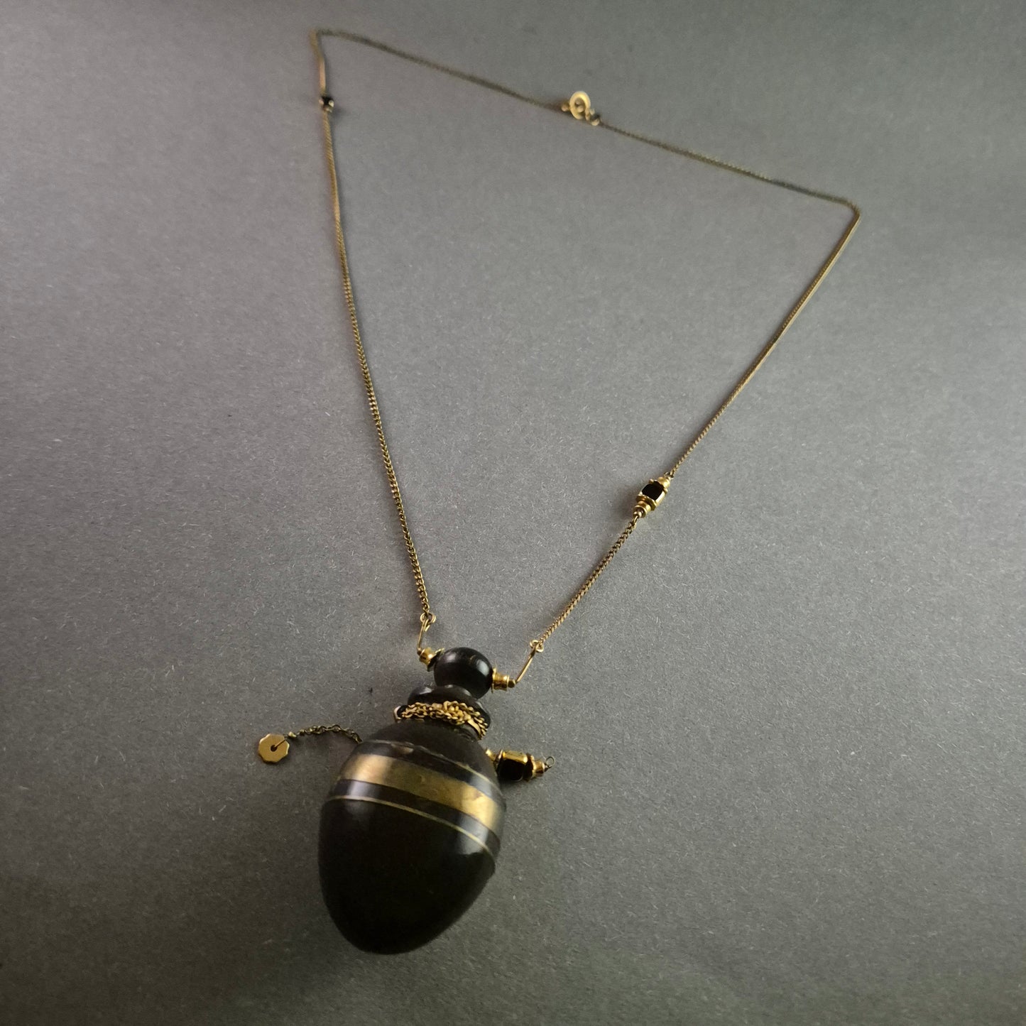 Flakon-Anhänger Halskette Exotisches Schmuckstück goldenen Akzenten