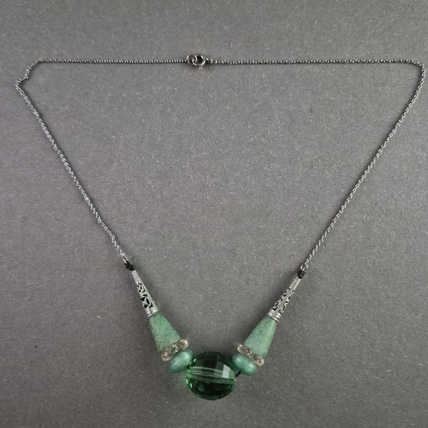 Vintage Silberkette mit grünen Steinen – Elegante Handwerkskunst