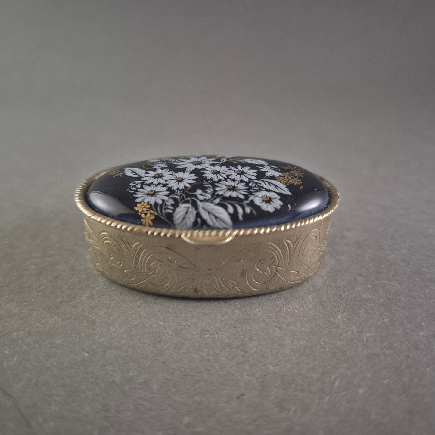 Antike Schmuckdose mit Blumenmotiv – Eleganter Charme vergangener Zeiten