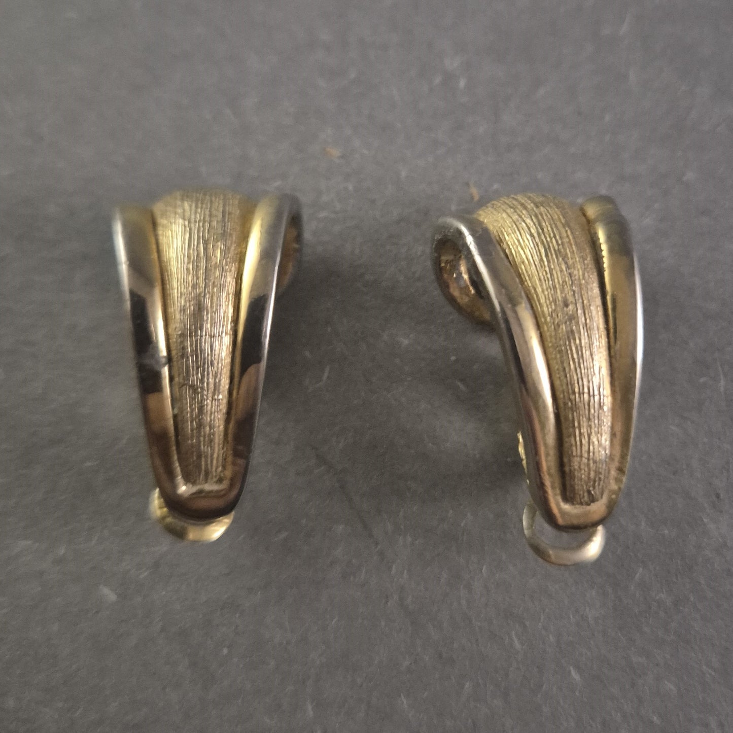 Vergoldete Vintage-Ohrringe mit Clip-Verschluss – Elegante Struktur