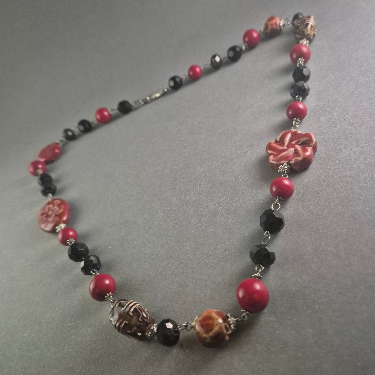 Exklusive Design-Kette – Elegante Kombination aus Rot, Schwarz und Keramik