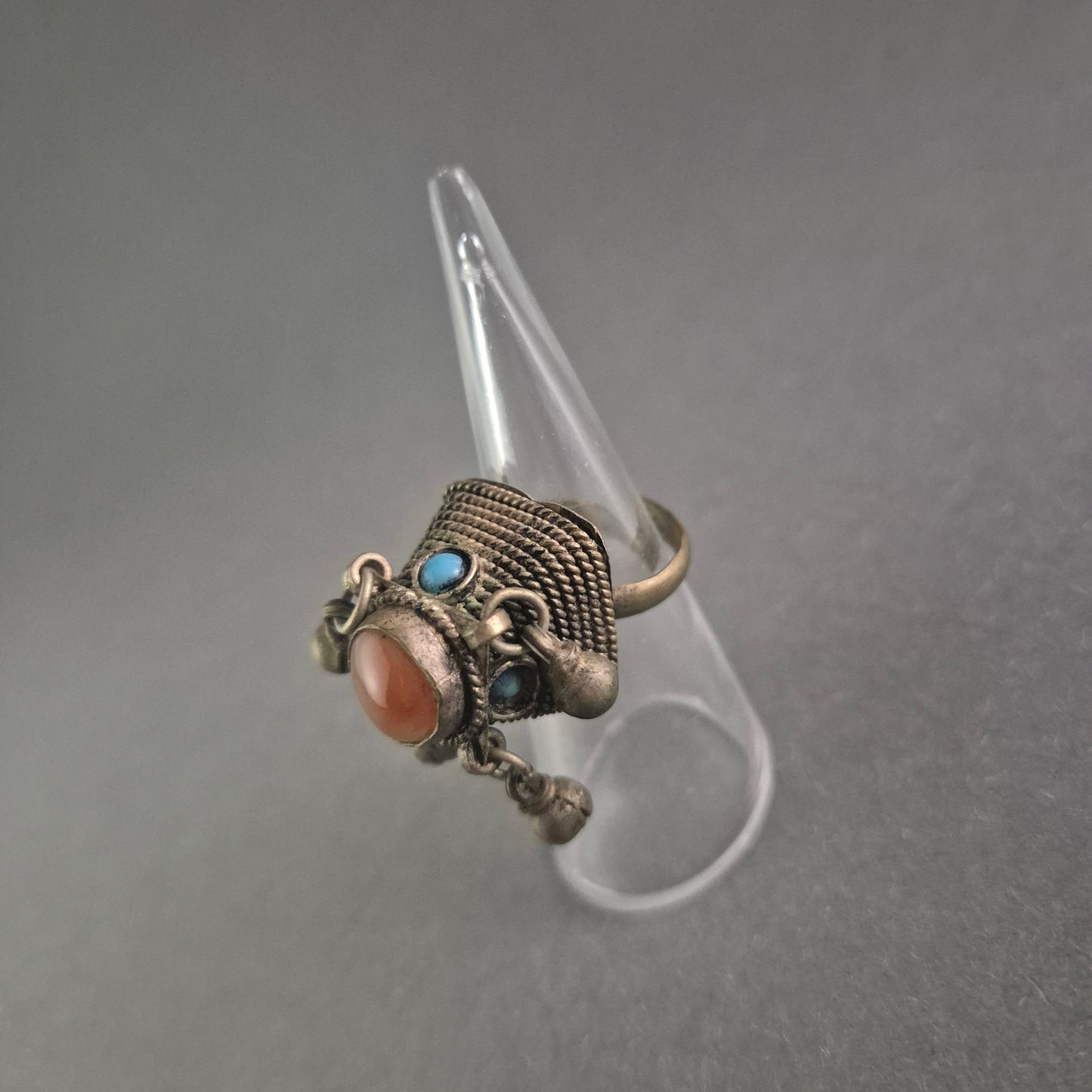 Antiker Berber-Ring aus Marokko – Handgefertigt mit Edelsteinbesatz