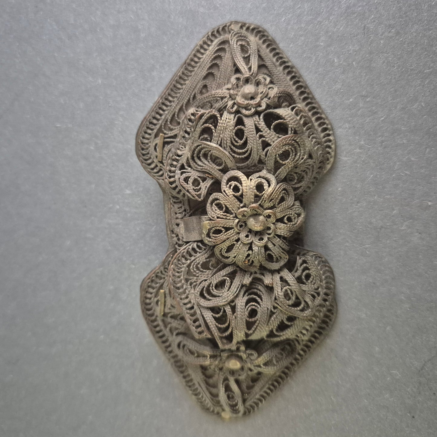 Elegante antike Silberbrosche – Filigranes Design mit Blumenmotiv