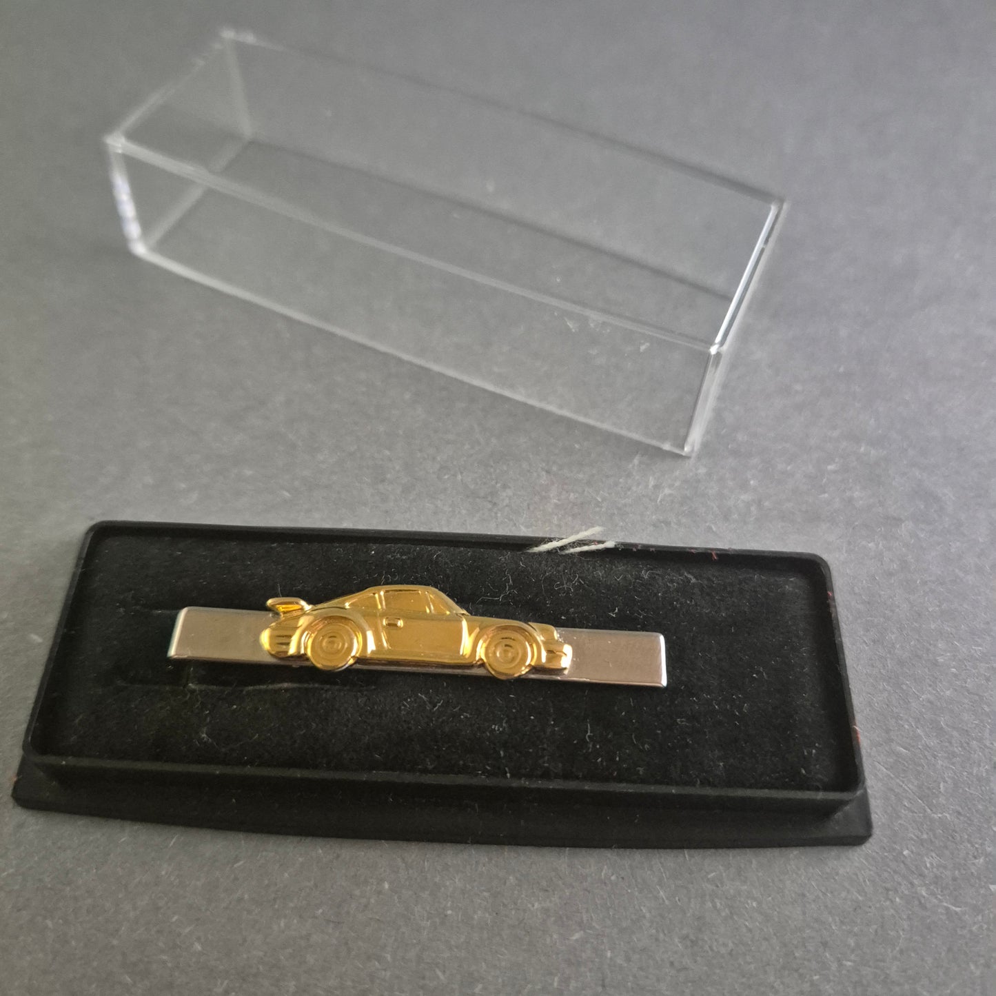 Krawattenklammer mit goldenem Porsche-Motiv