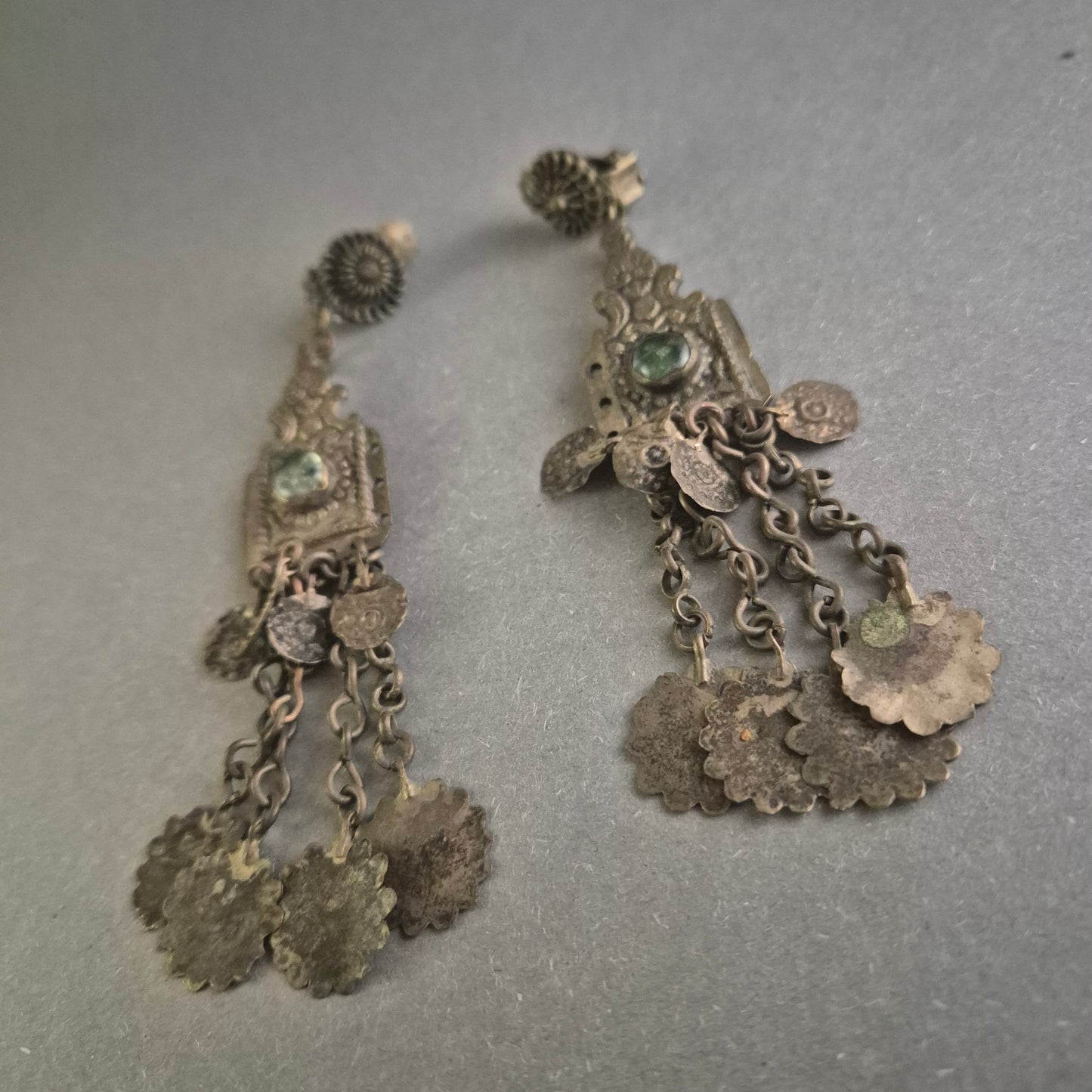 Antike Silberohrringe mit grünen Steinen und filigranem Münzdesign
