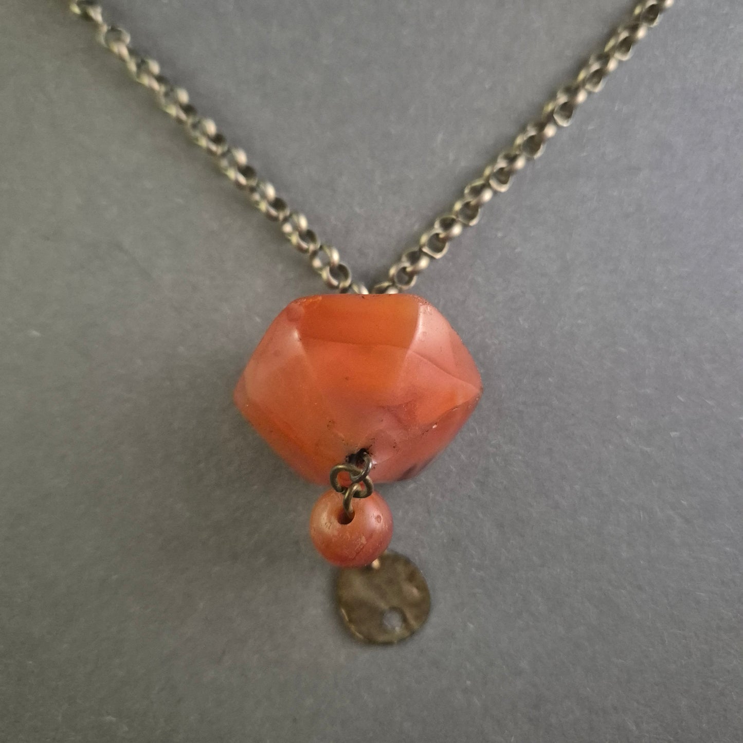 Antike Silberkette mit facettiertem Karneol-Anhänger und Münzdetail