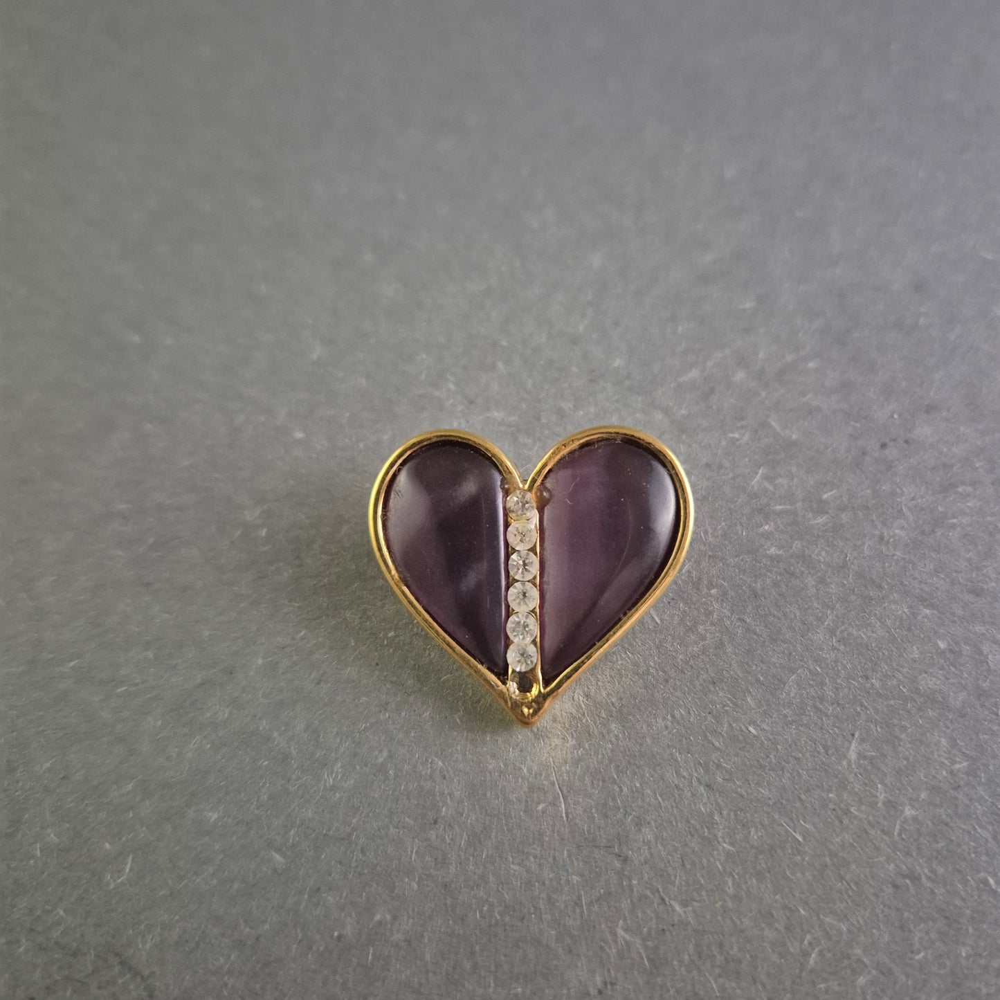 Vintage Herzbrosche mit lila Schmucksteinen und Strass – Romantische Eleganz