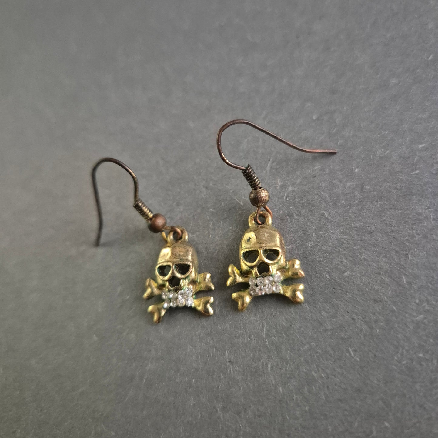 Vintage Totenkopf-Ohrringe – Goldfarbene Skull-Anhänger mit Strassakzent