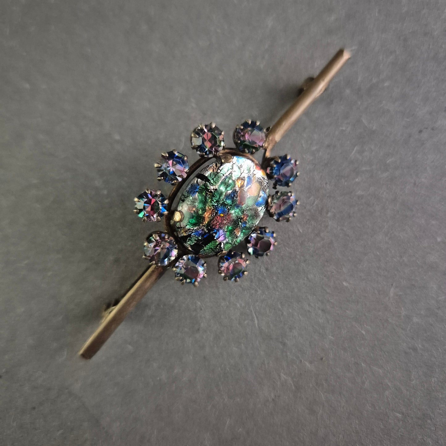 Elegante Vintage-Brosche mit schillernden Kristallen – Zeitlose Eleganz