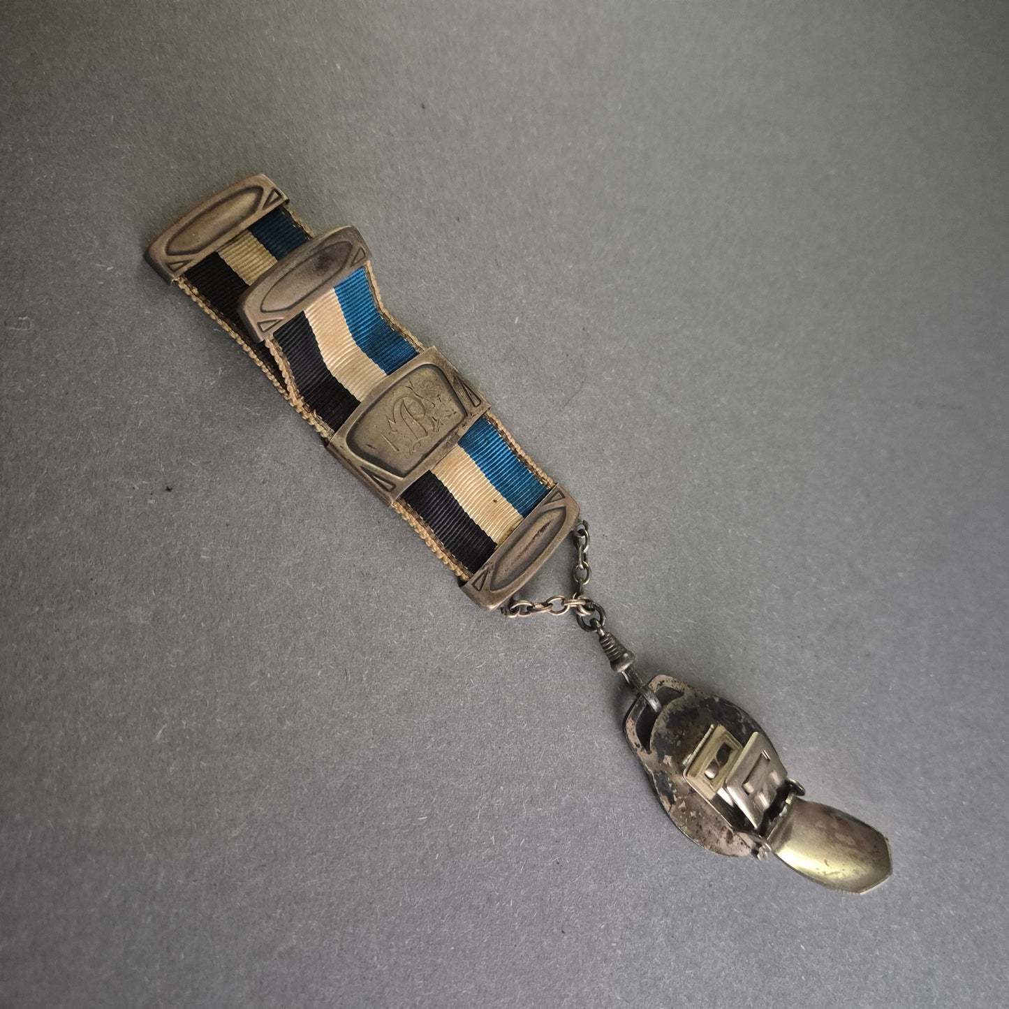 Antikes Band mit Wappenanhänger – Historisches Sammlerstück mit Gravur