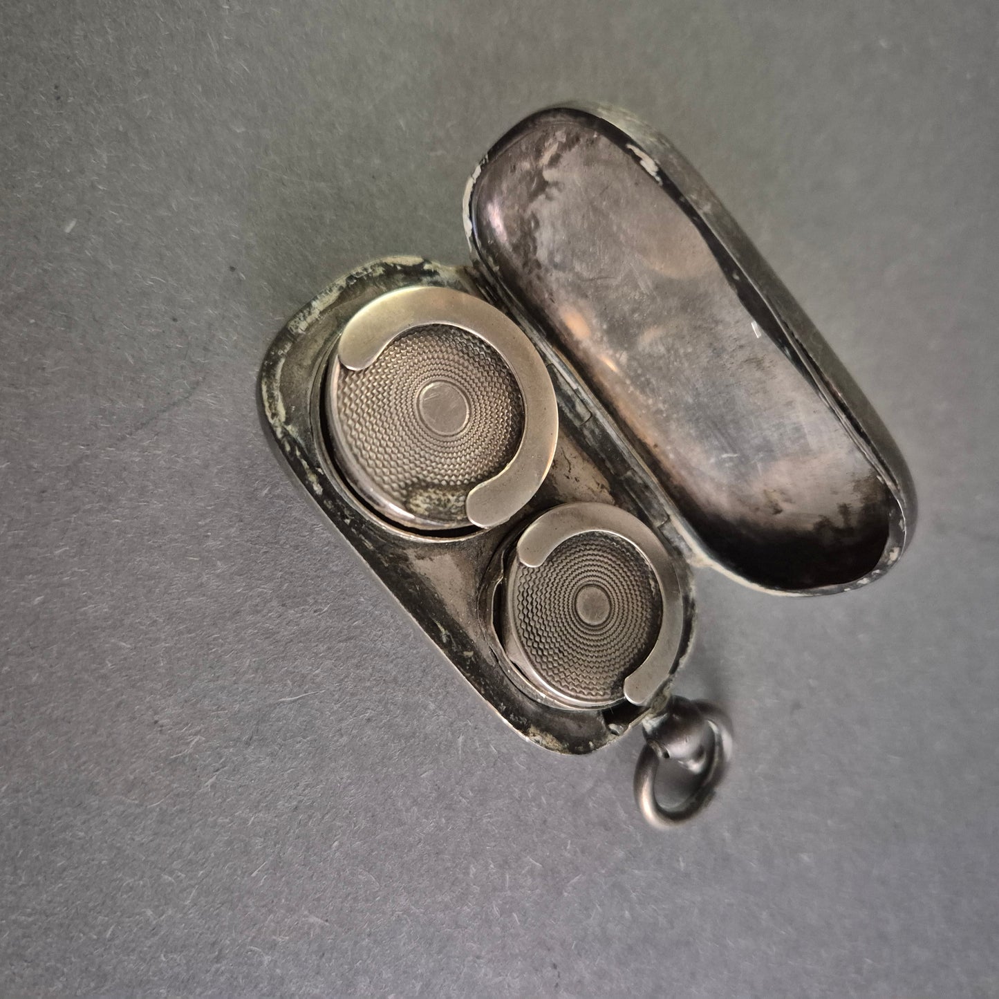 Antikes Silbernes Etui – Doppeldöschen mit Anhänger