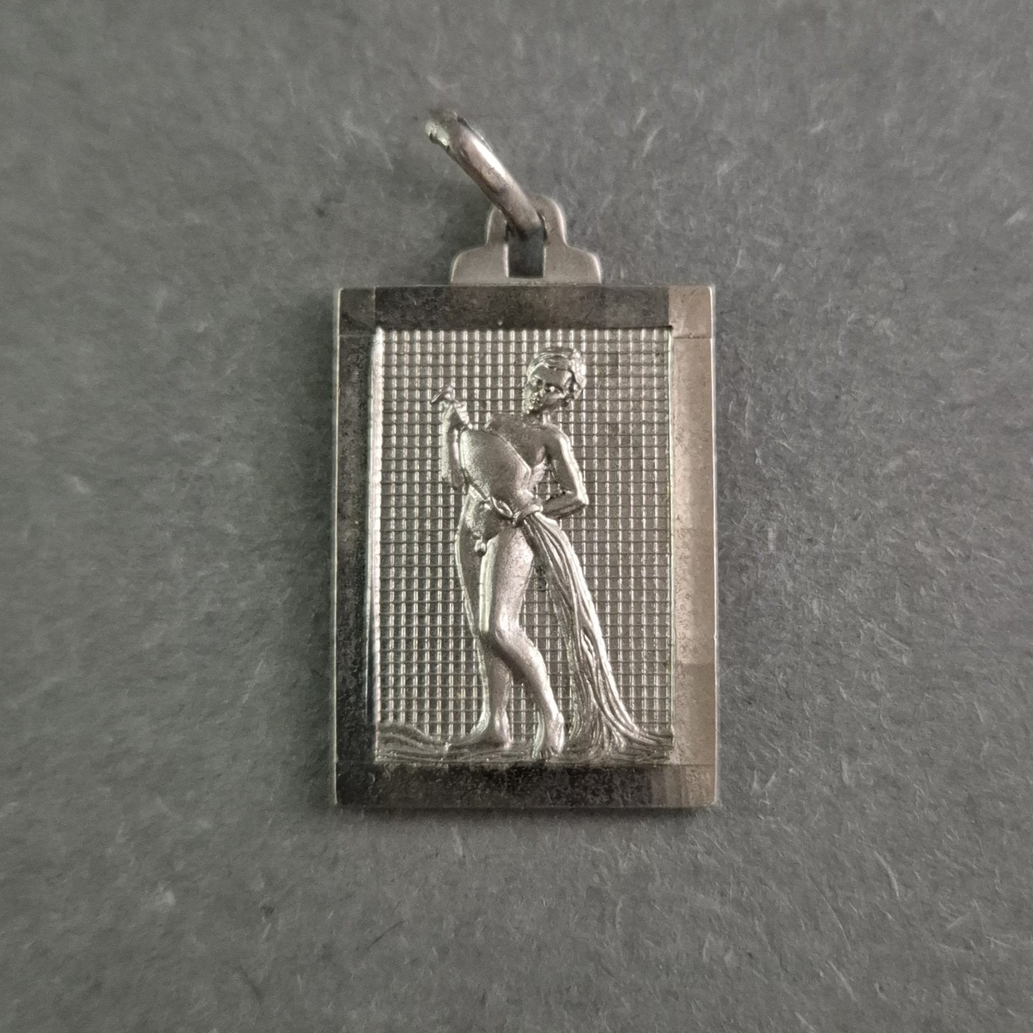 Eleganter Silberanhänger mit Gravur – Klassisches Design