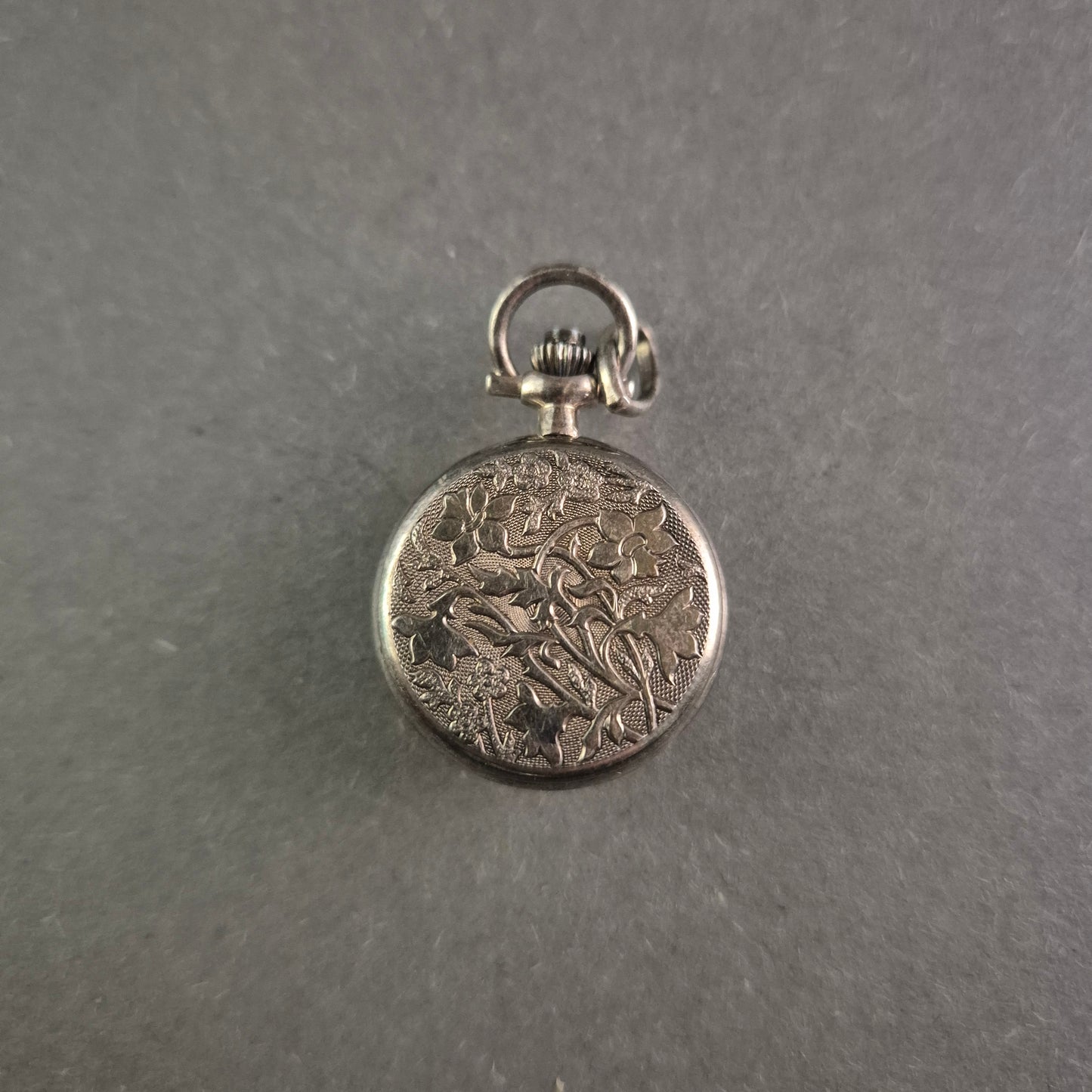 Pallas Jowa Taschenuhr – Florale Gravur und klassisches Design