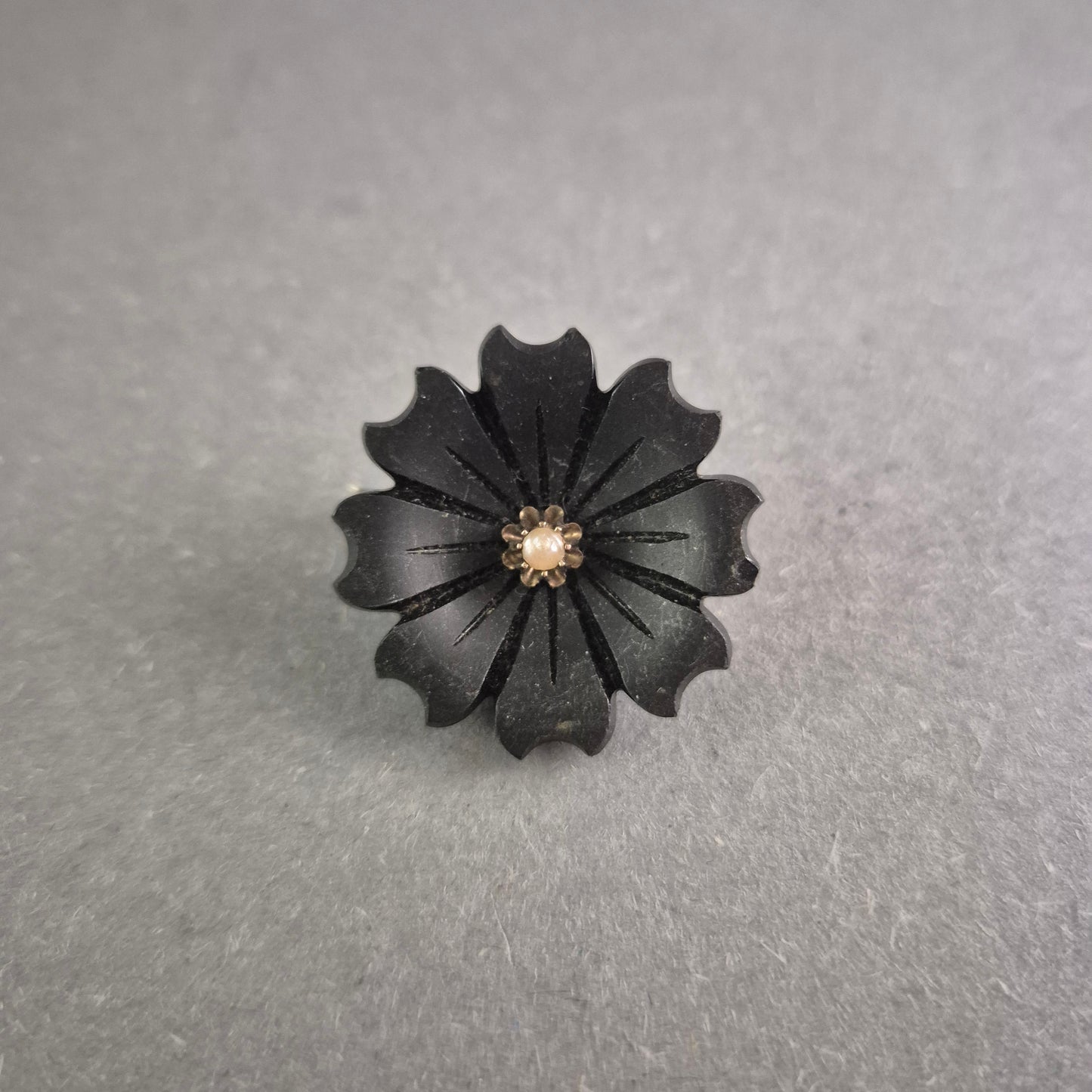 Vintage Brosche mit schwarzer Blüte – Eleganz im antiken Stil