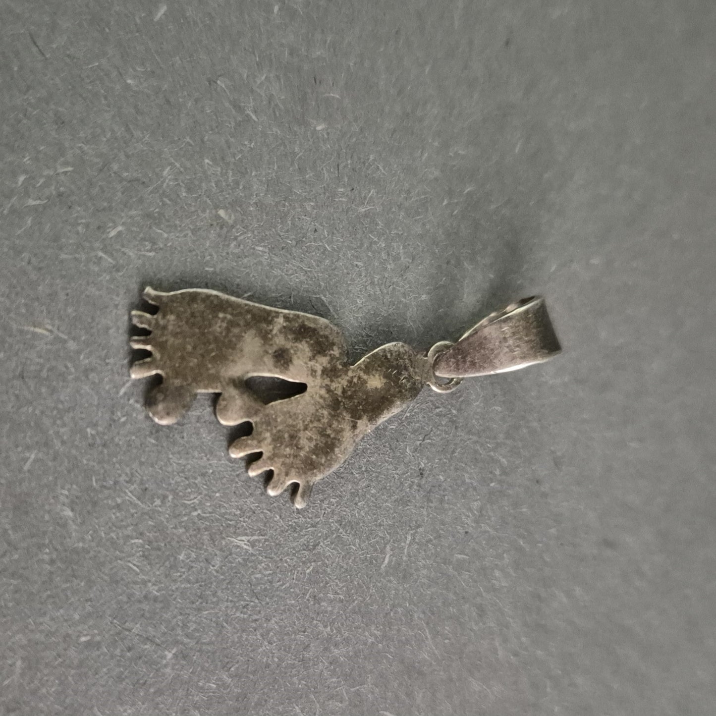 Silberanhänger mit Babyfüßen – Symbolische Erinnerung an besondere Momente