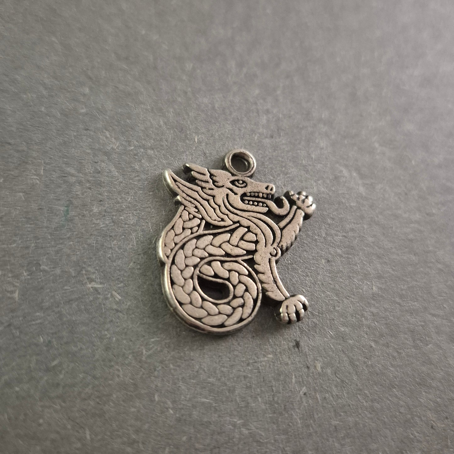 Antiker Drachen-Anhänger aus 925er Silber – Mystisches Design