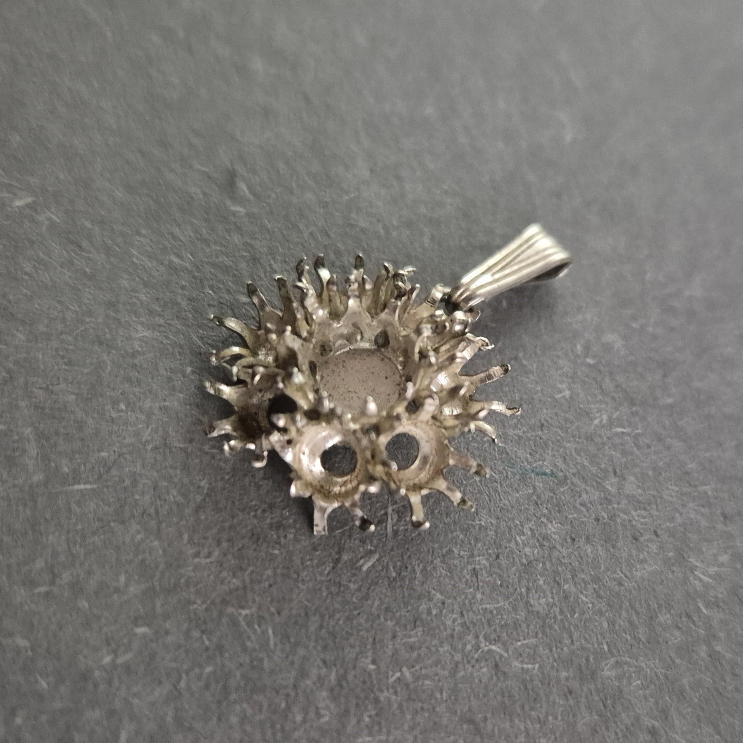 Antiker Silberanhänger im floralen Design – Filigrane Handwerkskunst