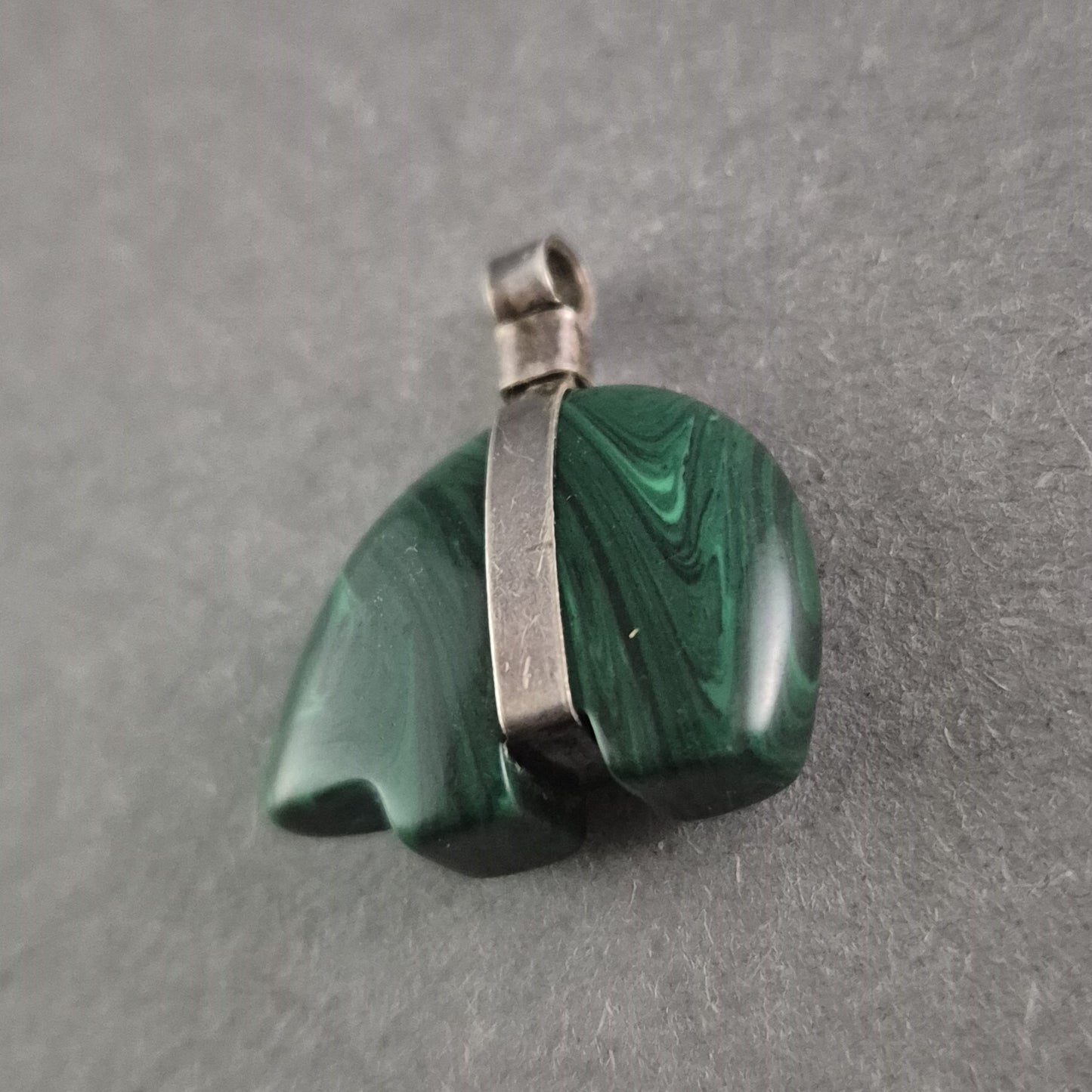 Vintage Malachit-Anhänger mit Silberfassung – Mystische Eleganz