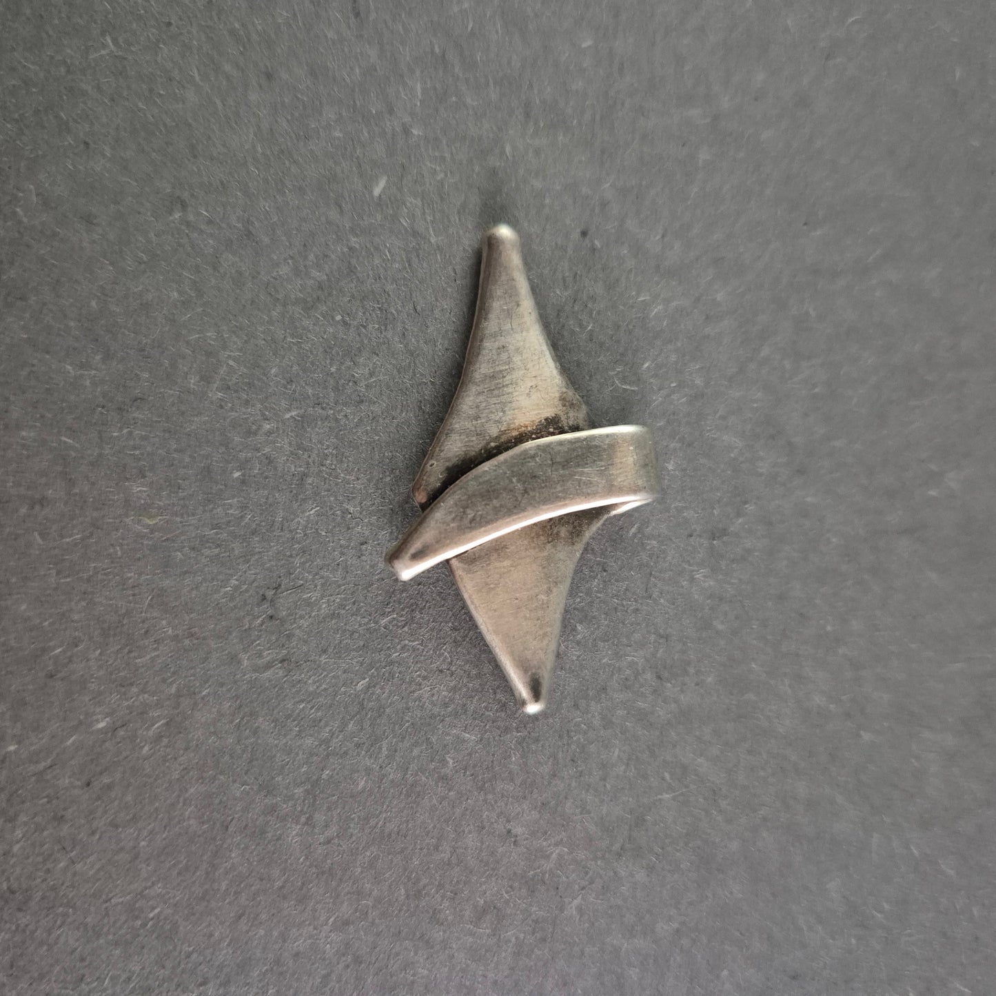 Eleganter Vintage-Anhänger aus Silber – Modernes, geschwungenes Design