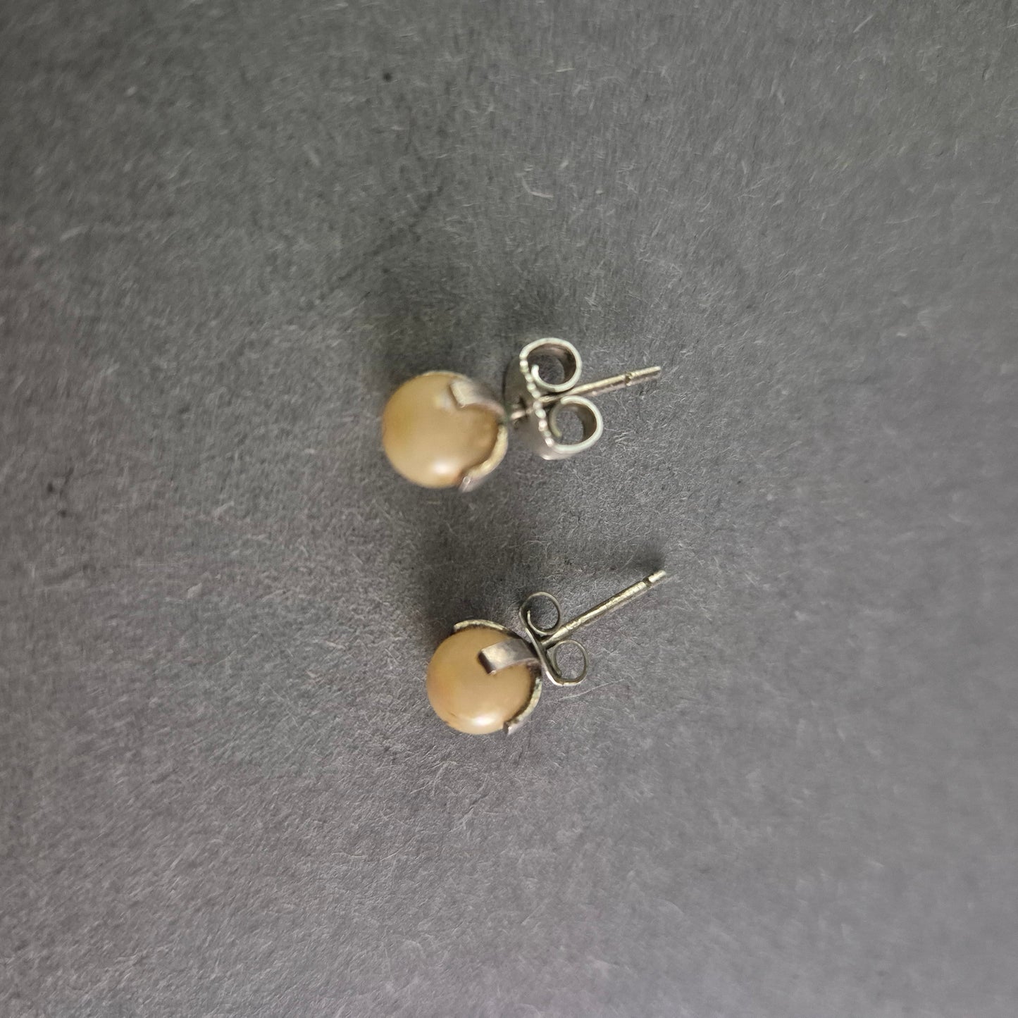 Vintage Perlen-Ohrstecker mit Silberfassung – Klassische Eleganz