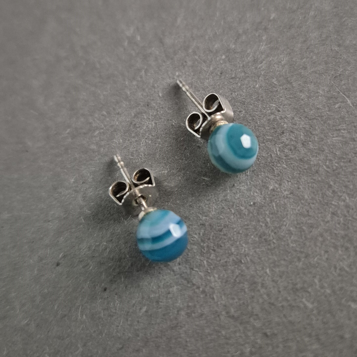 Vintage Ohrstecker mit blauem Achat und Silber – Elegante Farbakzente