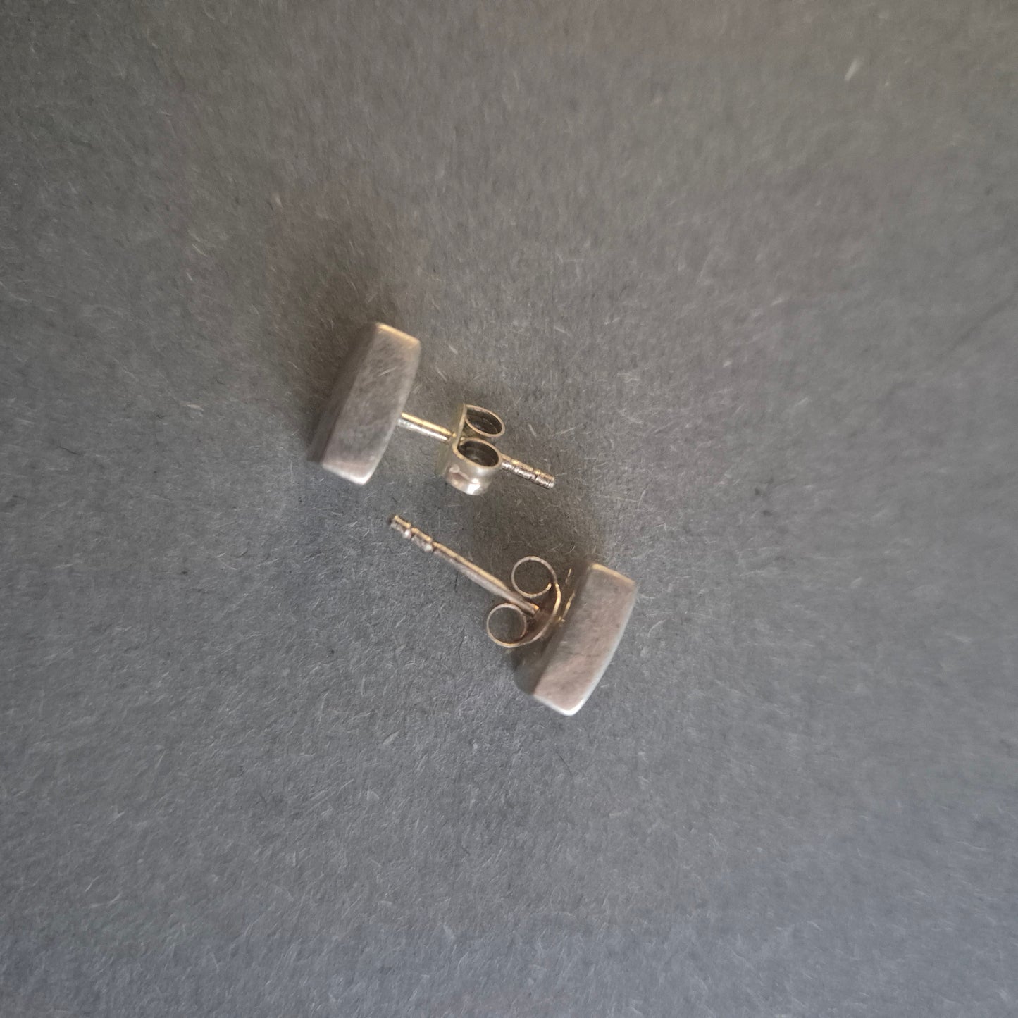 Minimalistische Silber Ohrstecker – Geometrisches Design für modernen Stil