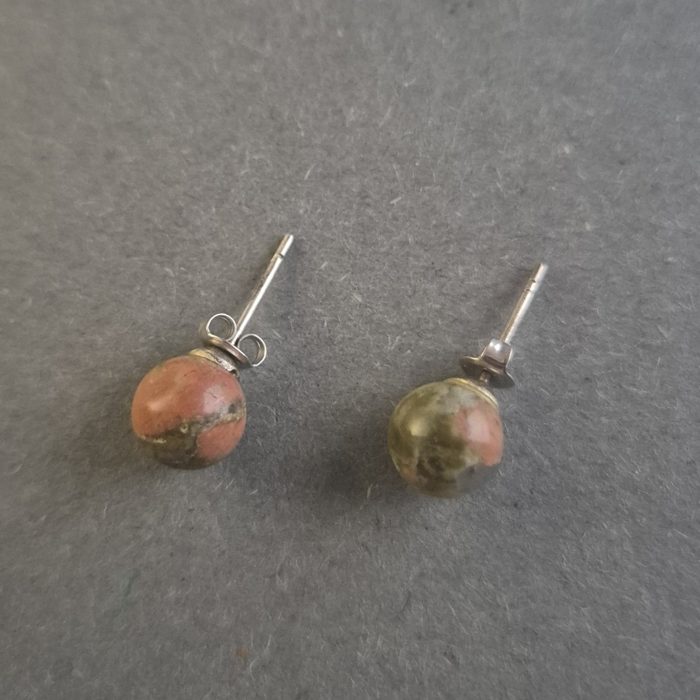 Natürliche Ohrstecker mit Unakit – Erdige Eleganz und harmonische Farben