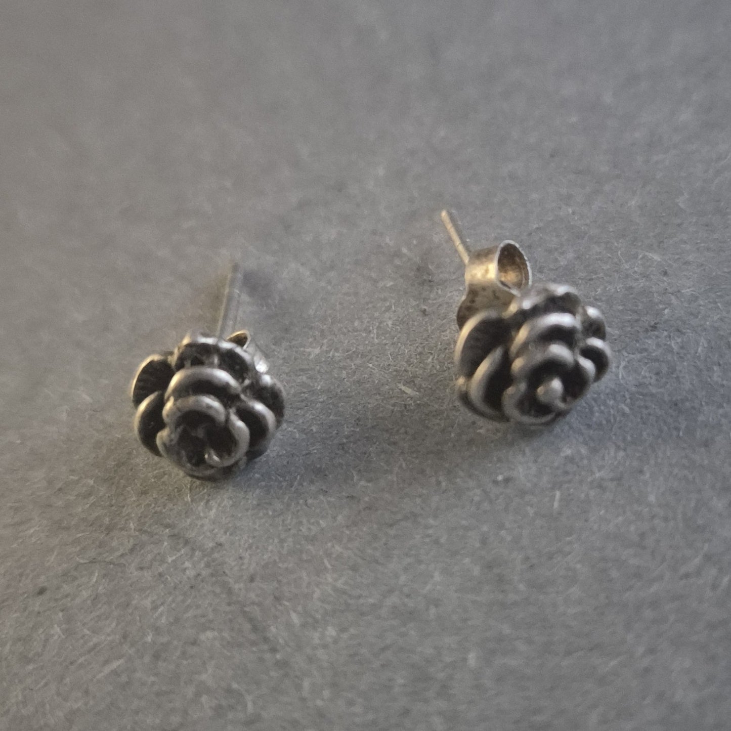 Vintage Silber Ohrstecker in Rosenform – Romantische Eleganz