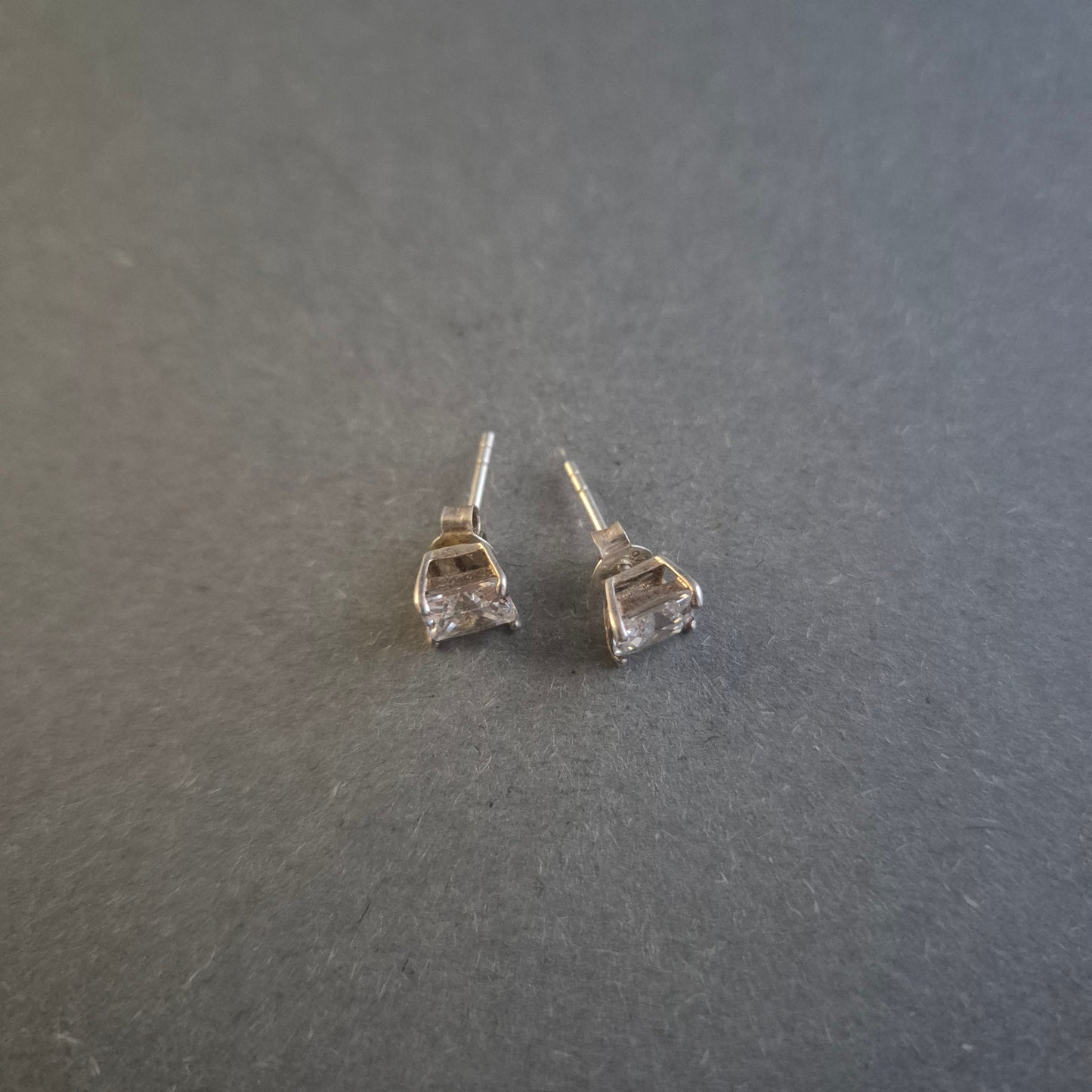 Elegante Silber Ohrstecker mit quadratischen Zirkonia – Zeitlose Eleganz