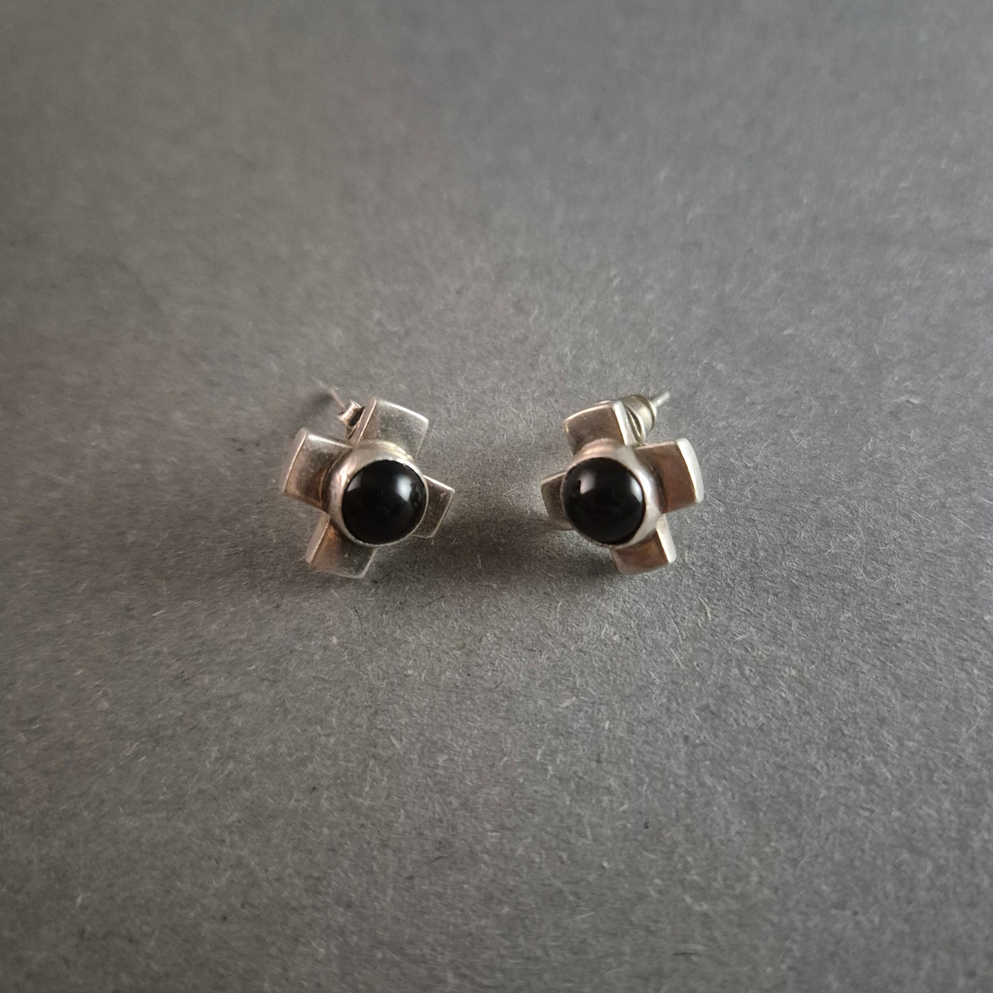 Vintage Silber Ohrstecker mit Onyx – Modernes Kreuzdesign mit edlem Akzent