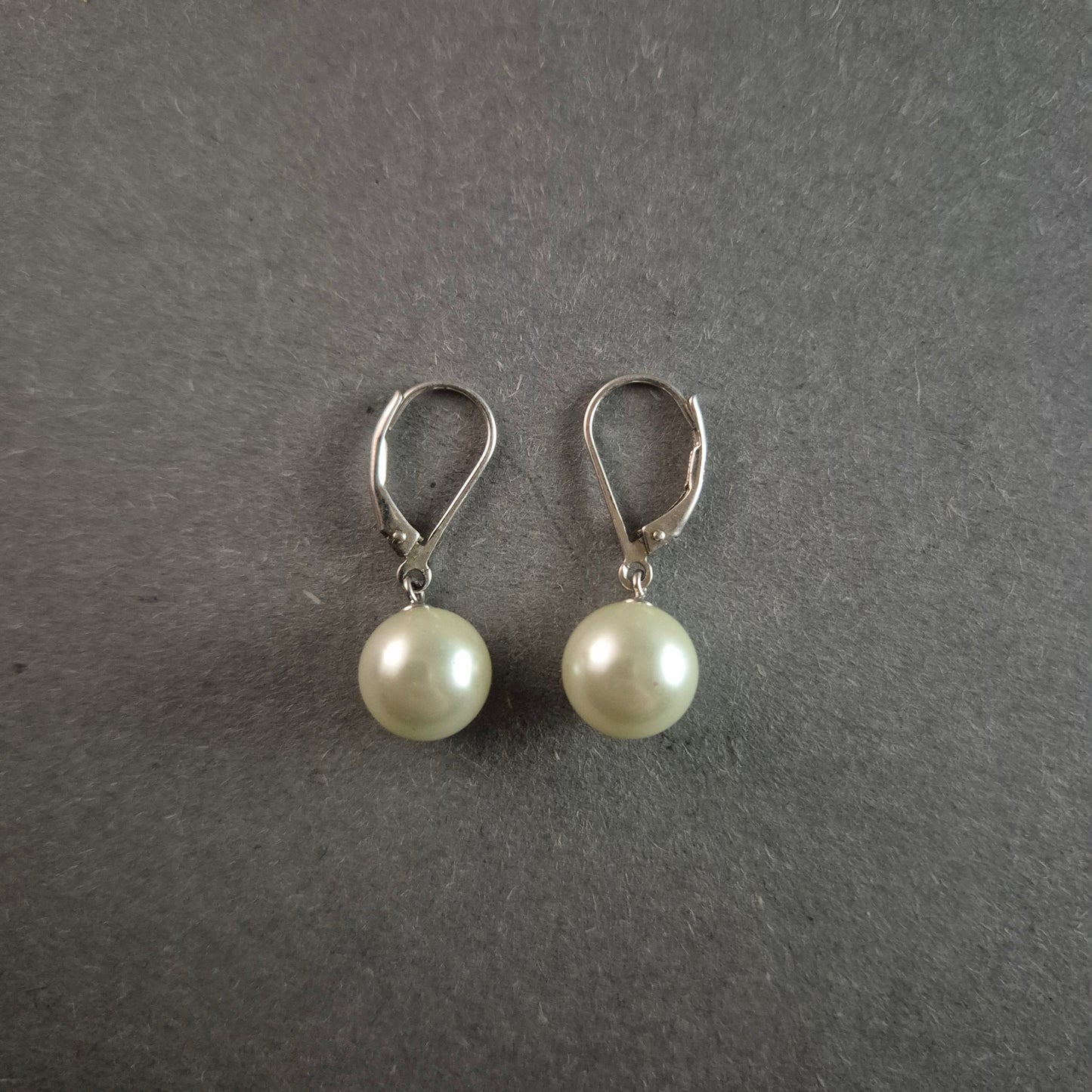 Elegante Perlen-Ohrhänger mit Klappverschluss – Schlichte Eleganz