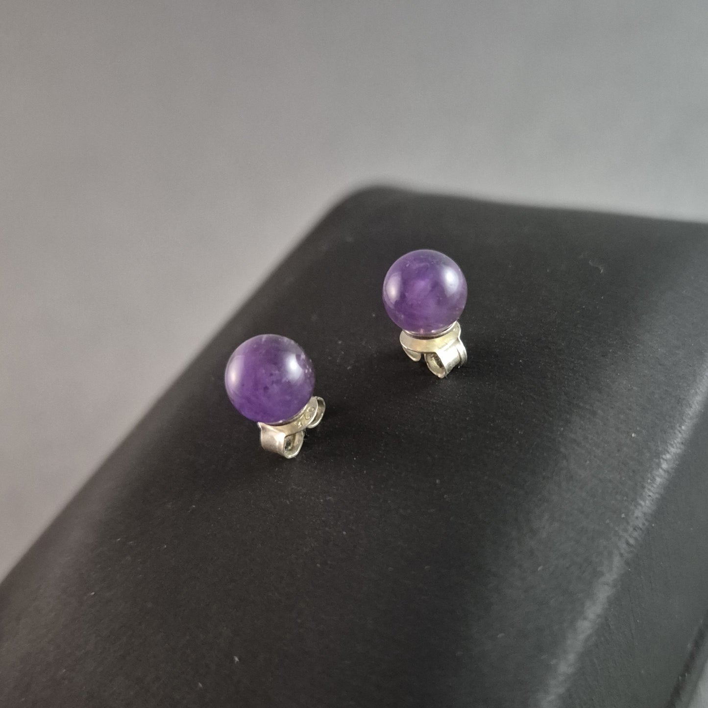 Amethyst Ohrstecker aus Silber – Eleganz in Violett